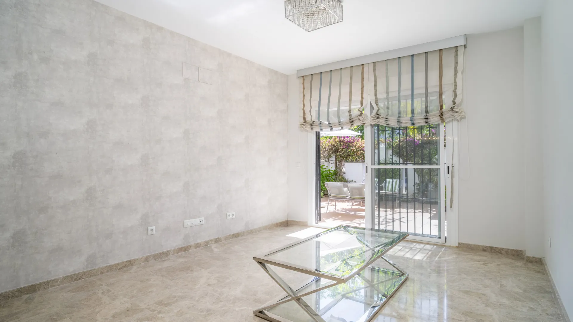 Apartamento planta baja en venta en Los Naranjos de Marbella