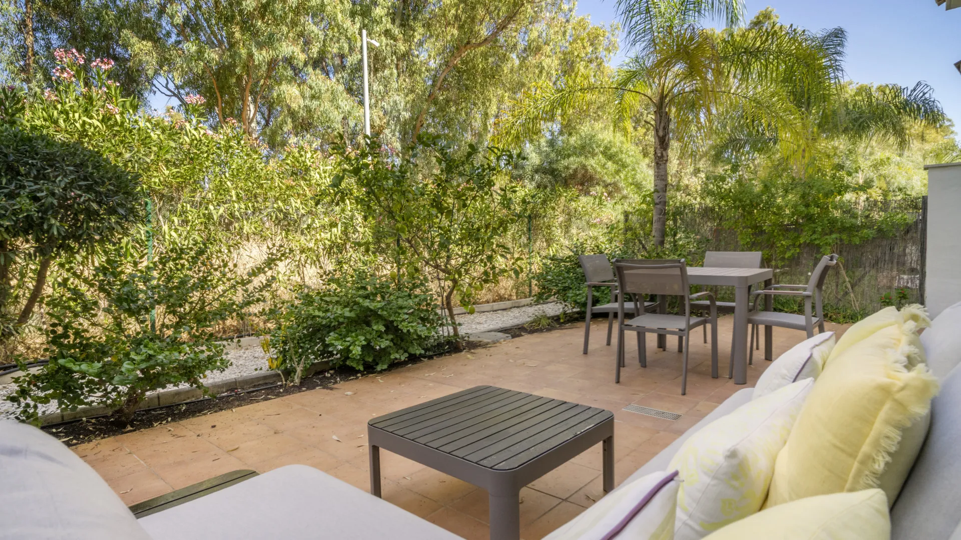 Apartamento planta baja en venta en Los Naranjos de Marbella