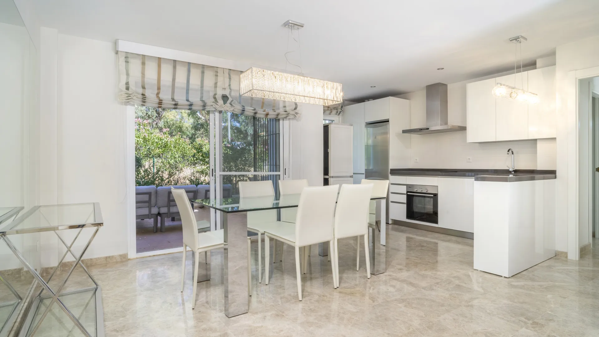 Apartamento planta baja en venta en Los Naranjos de Marbella
