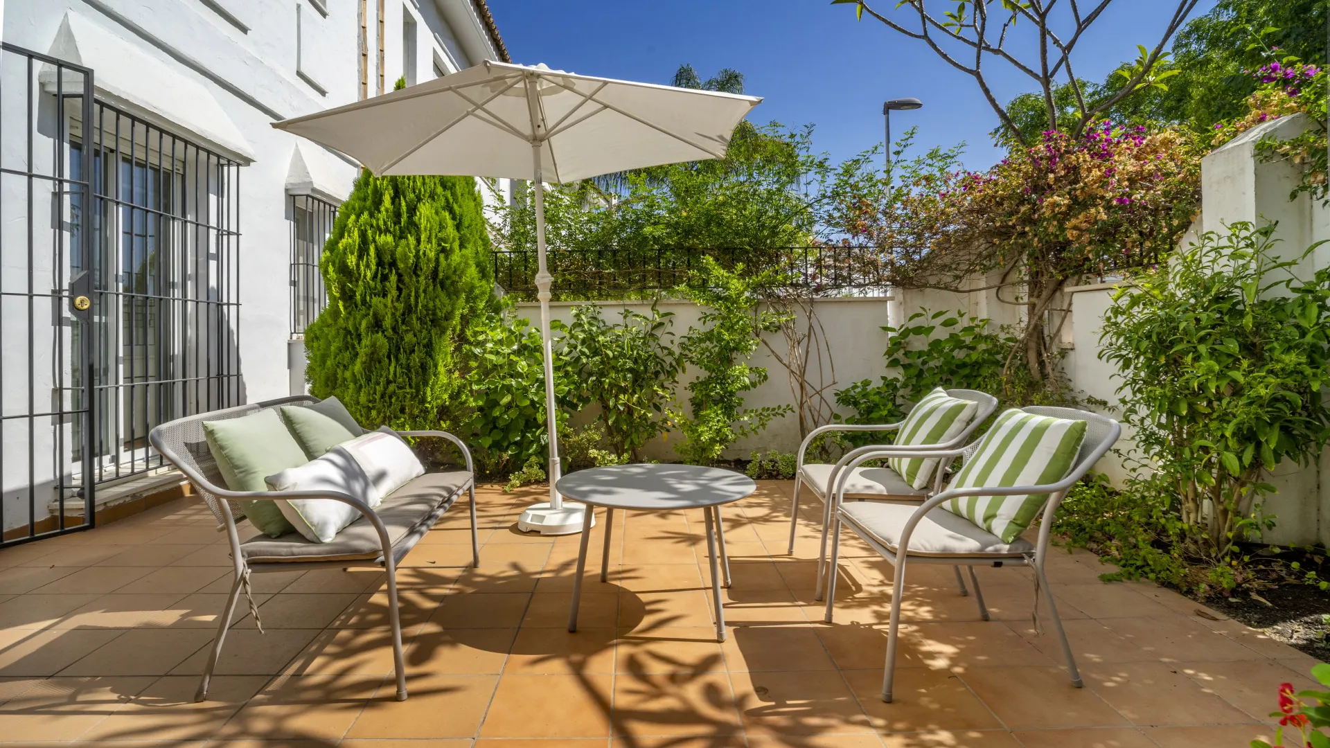 Apartamento planta baja en venta en Los Naranjos de Marbella