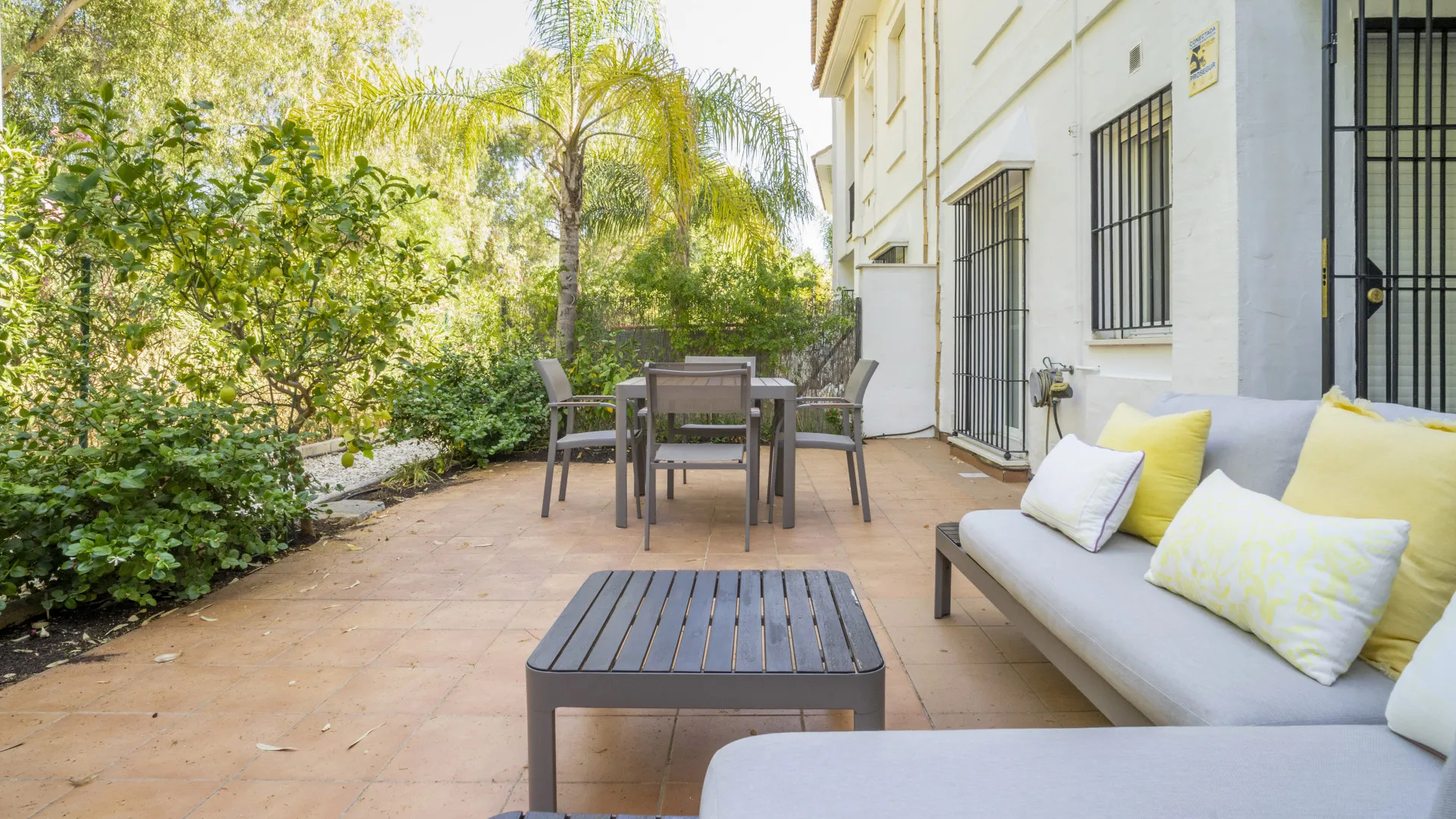 Apartamento planta baja en venta en Los Naranjos de Marbella