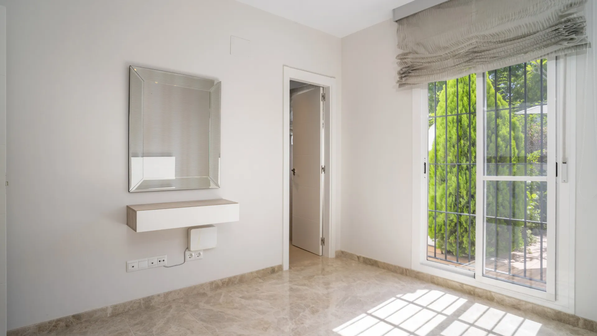 Apartamento planta baja en venta en Los Naranjos de Marbella
