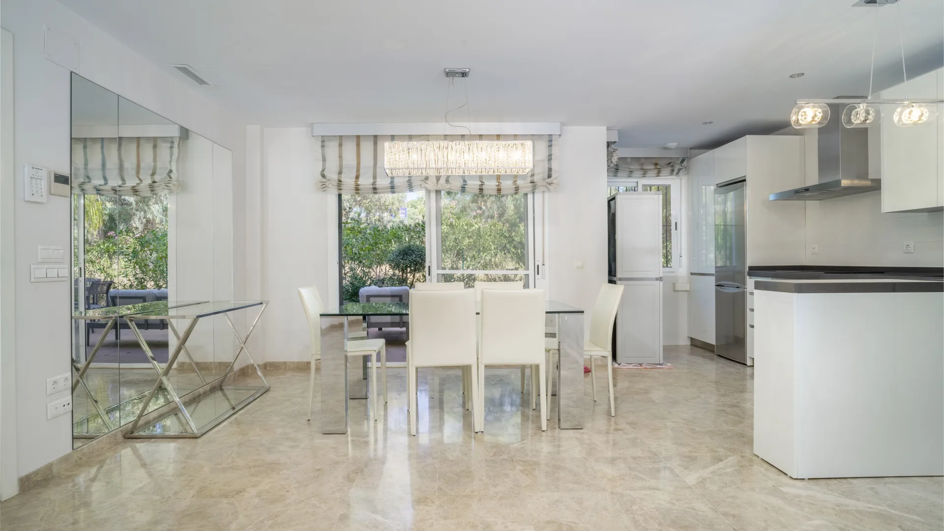 Apartamento planta baja en venta en Los Naranjos de Marbella