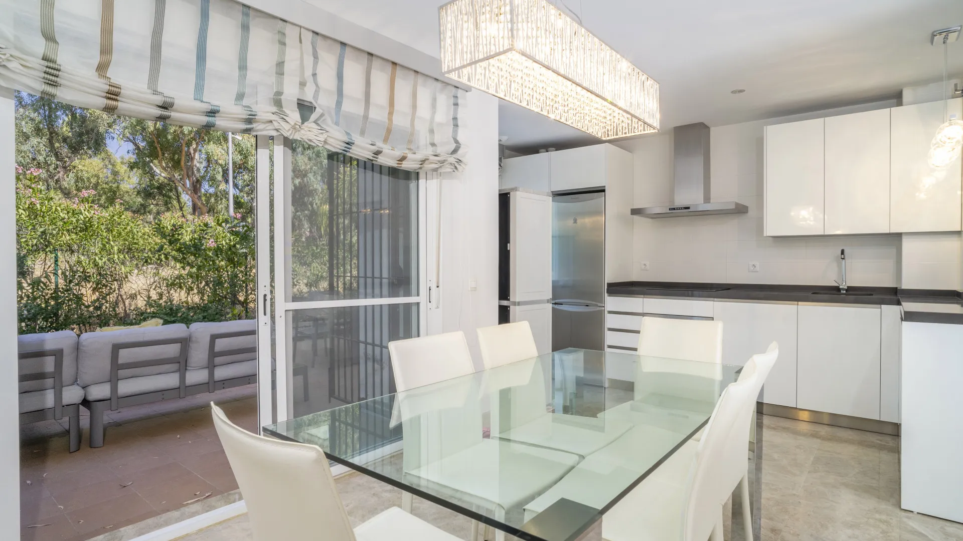 Apartamento planta baja en venta en Los Naranjos de Marbella