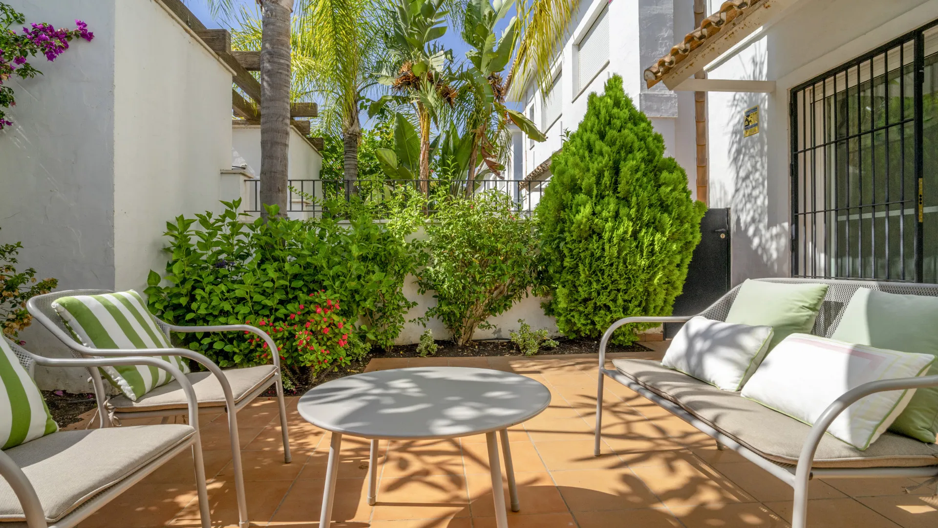 Apartamento planta baja en venta en Los Naranjos de Marbella