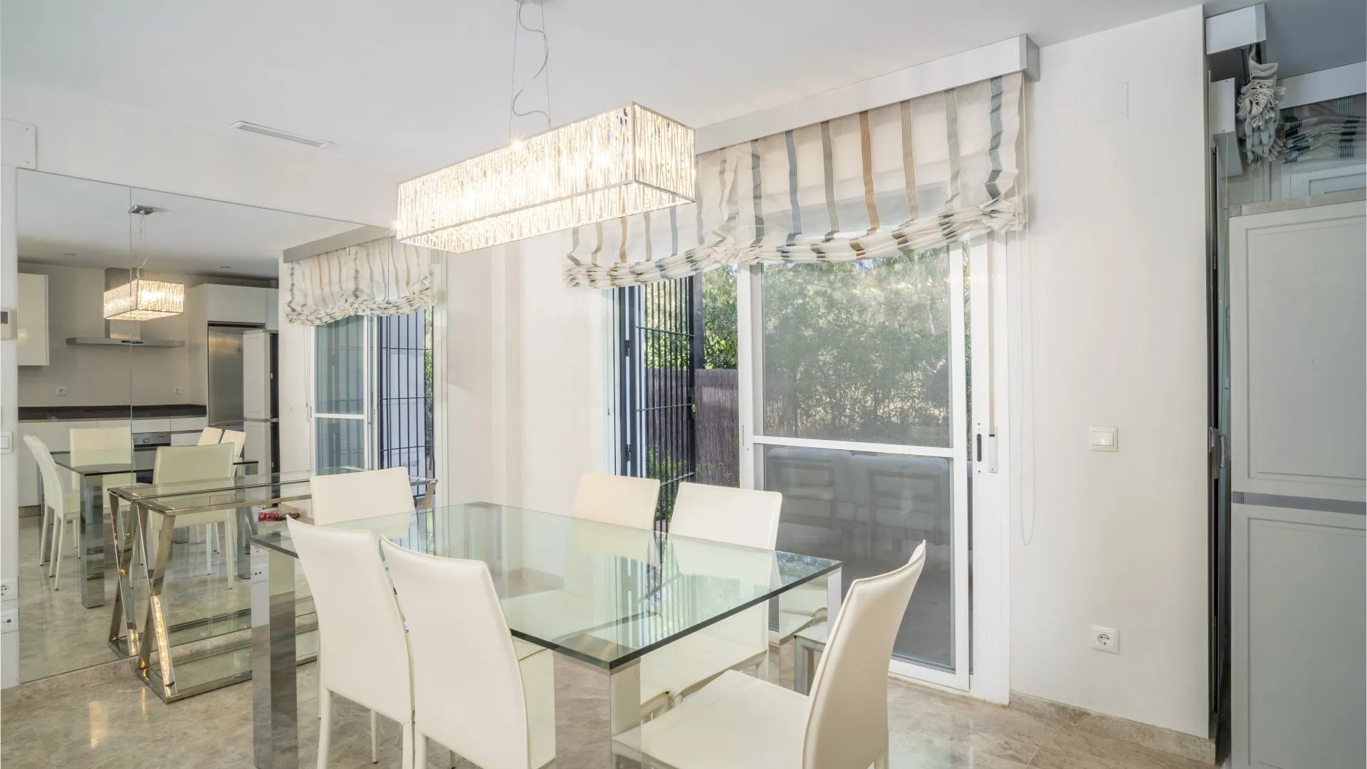 Apartamento planta baja en venta en Los Naranjos de Marbella