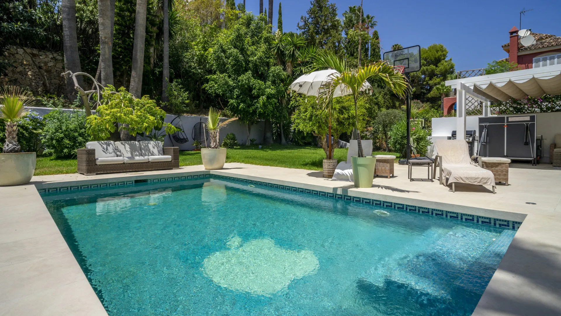 Villa for sale in Los Naranjos Hill Club with 4 bedrooms