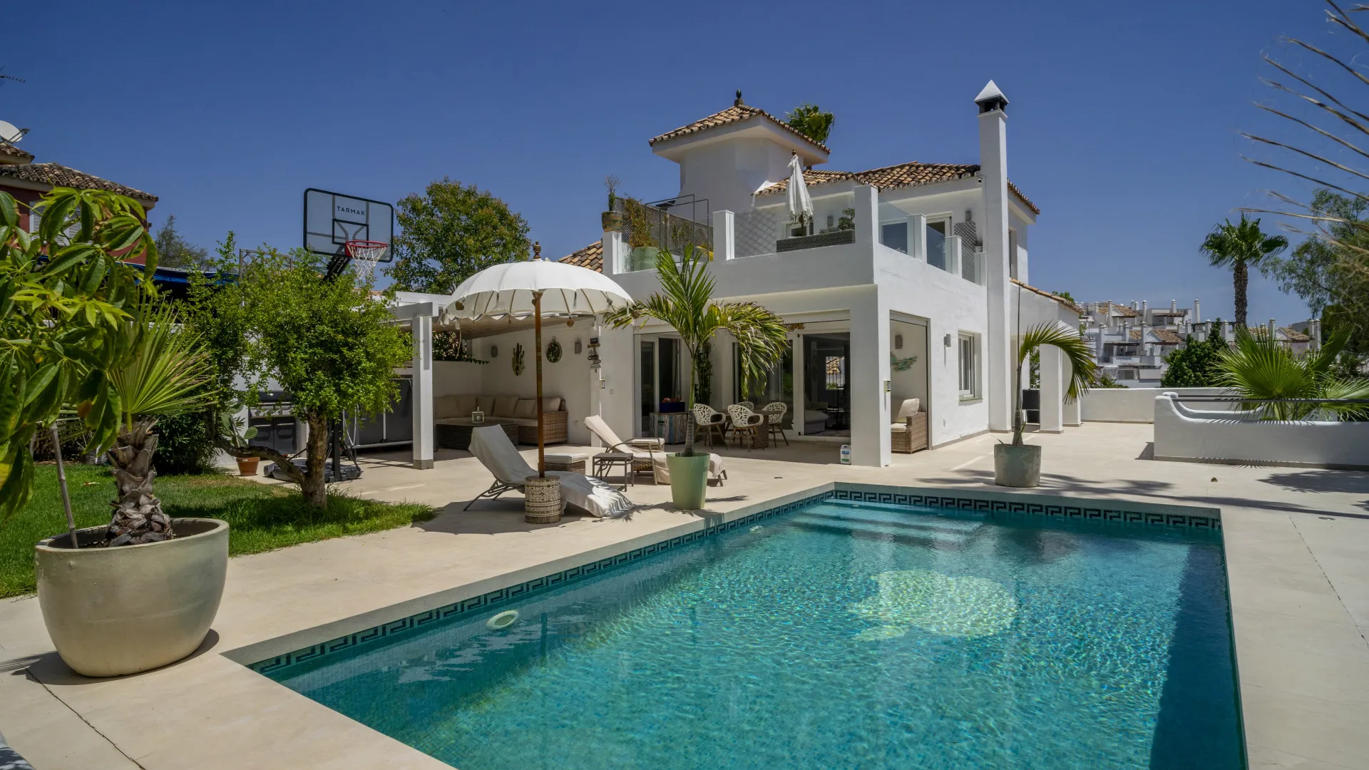 Villa for sale in Los Naranjos Hill Club with 4 bedrooms