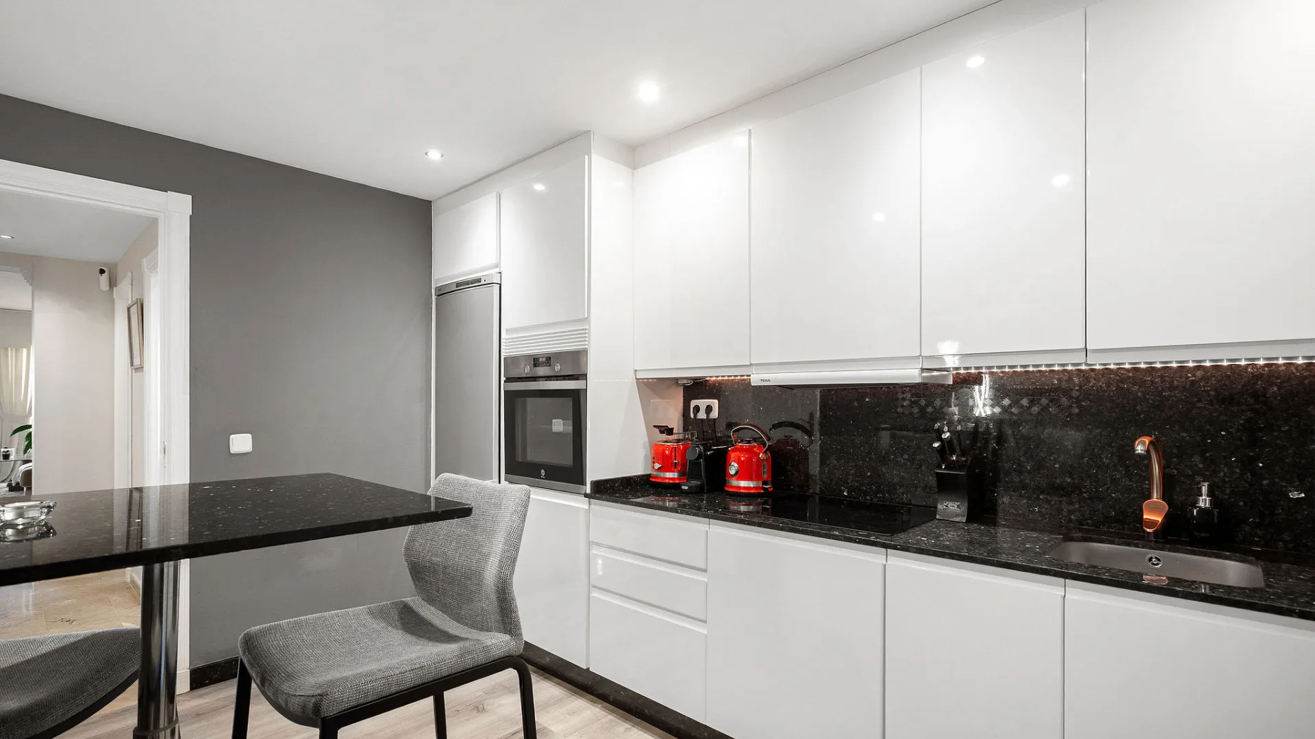 Se vende apartamento en Cumbres del Rodeo de 3 dormitorios