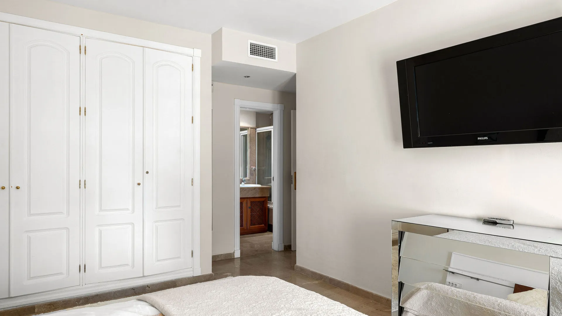 Se vende apartamento en Cumbres del Rodeo de 3 dormitorios