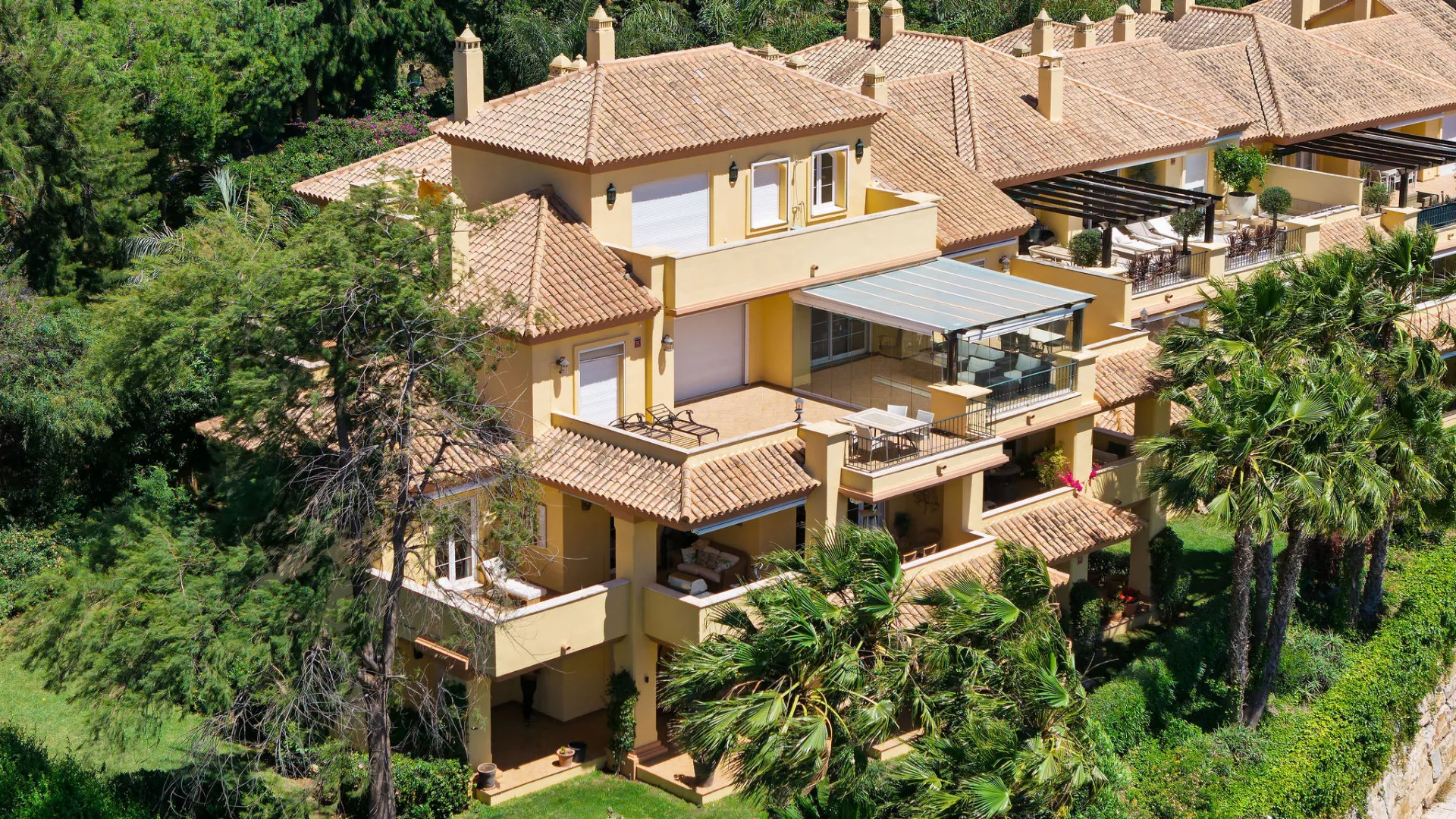 Se vende apartamento en Cumbres del Rodeo de 3 dormitorios