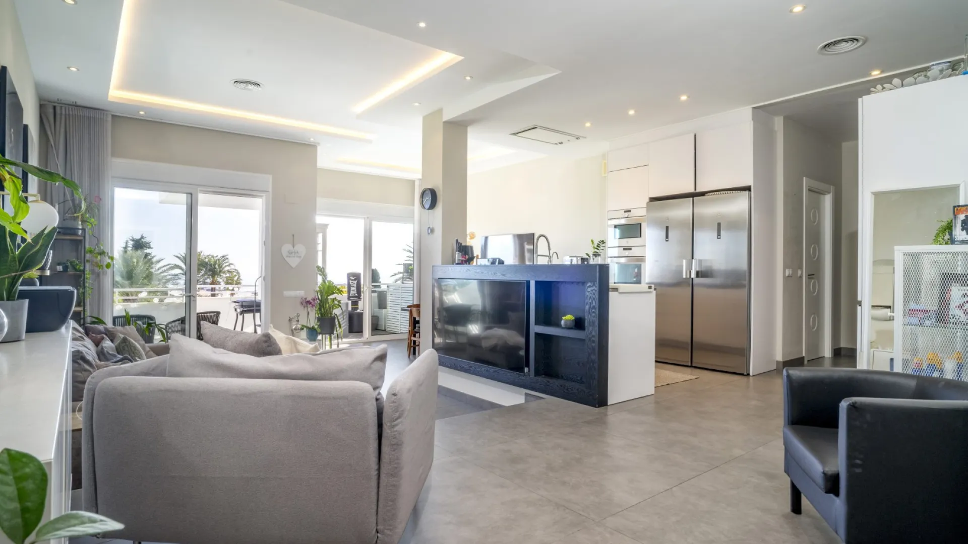 3 bedrooms Royal Gardens apartment for sale