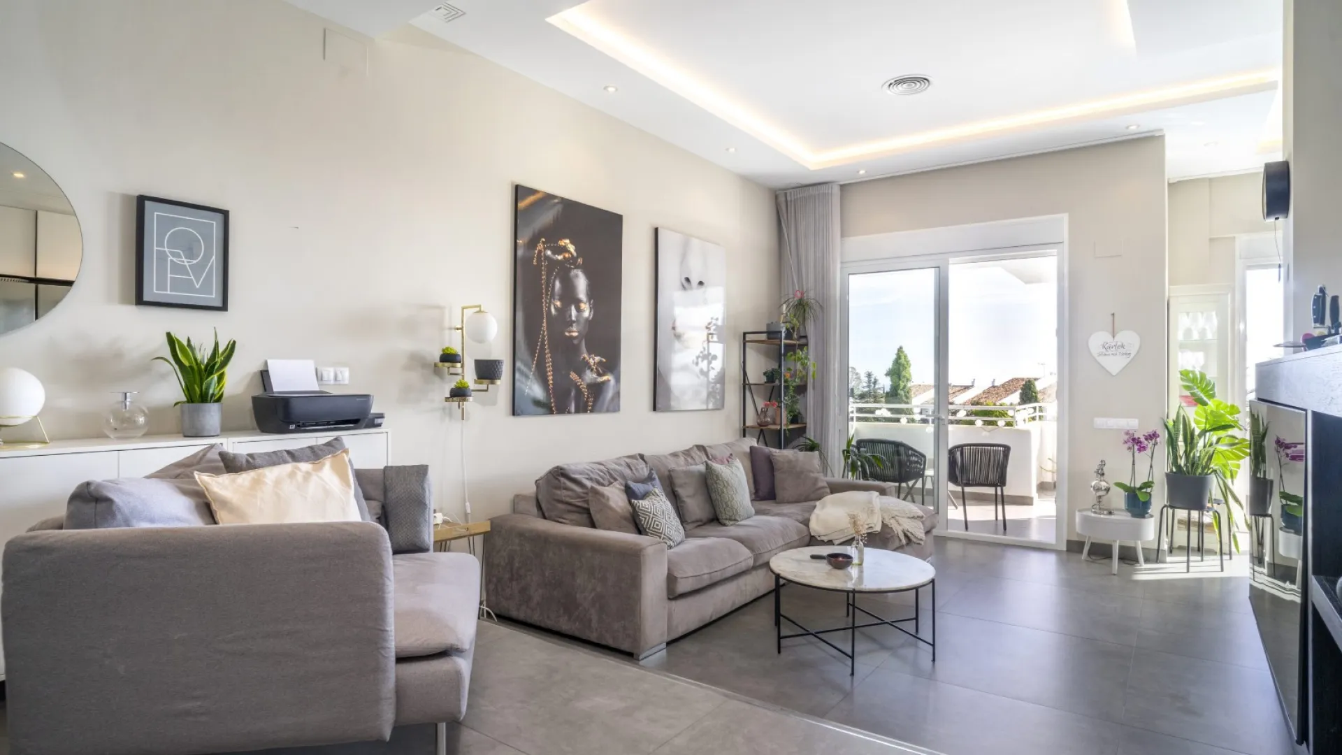3 bedrooms Royal Gardens apartment for sale