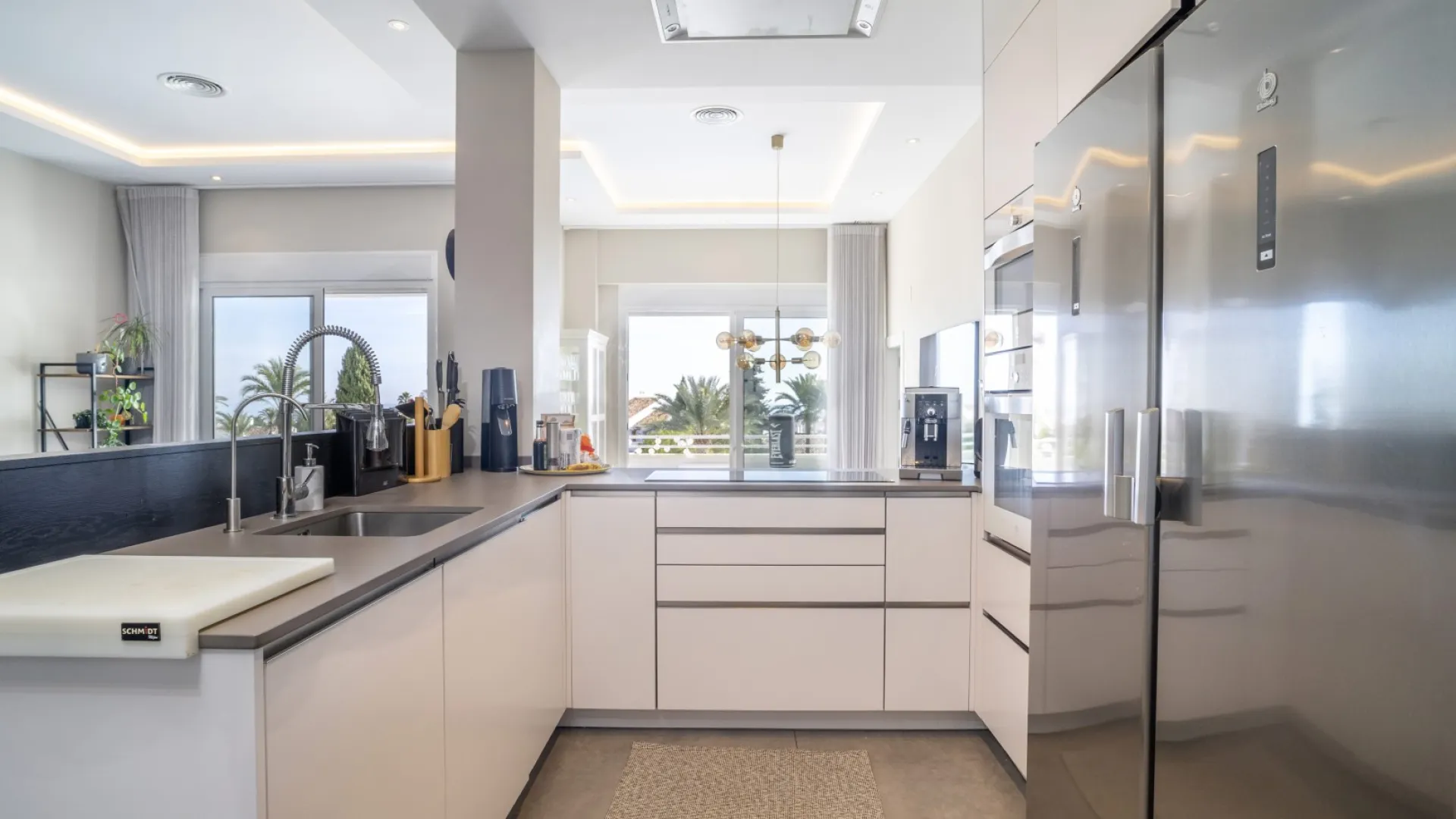 3 bedrooms Royal Gardens apartment for sale