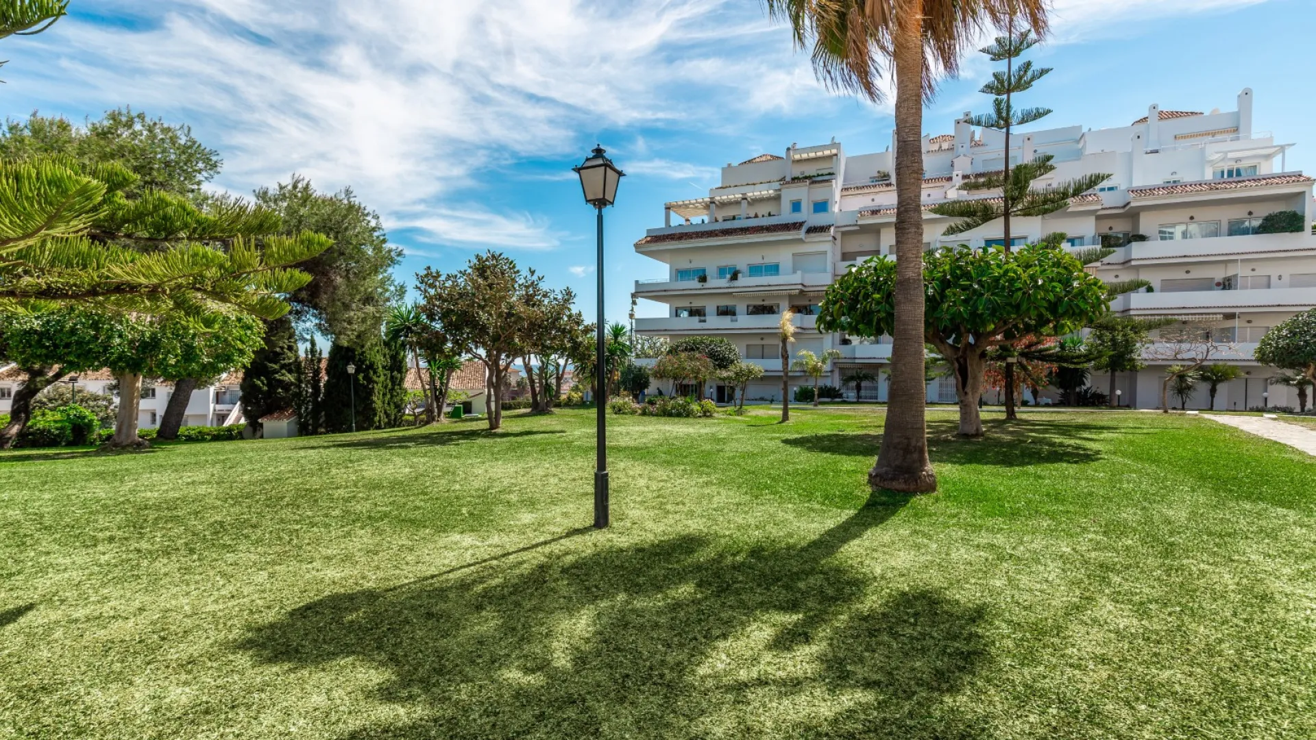 3 bedrooms Royal Gardens apartment for sale