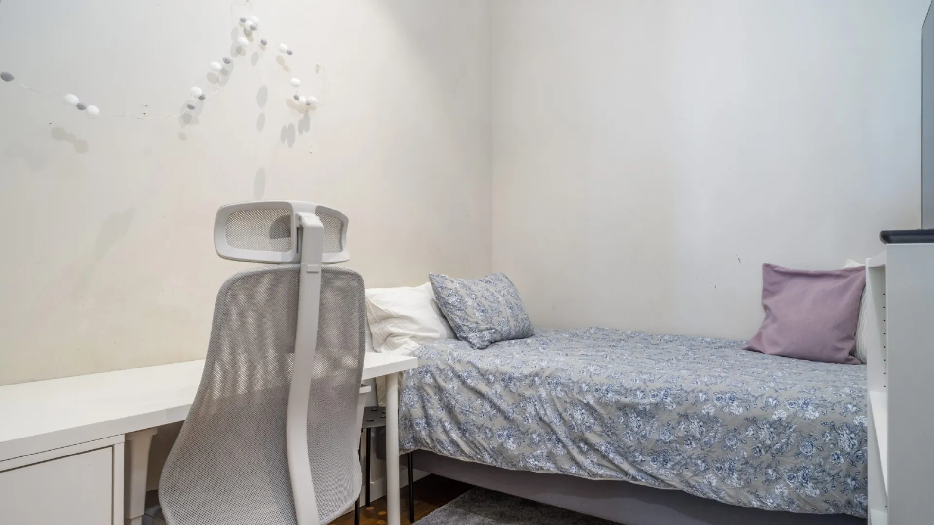 3 bedrooms Royal Gardens apartment for sale