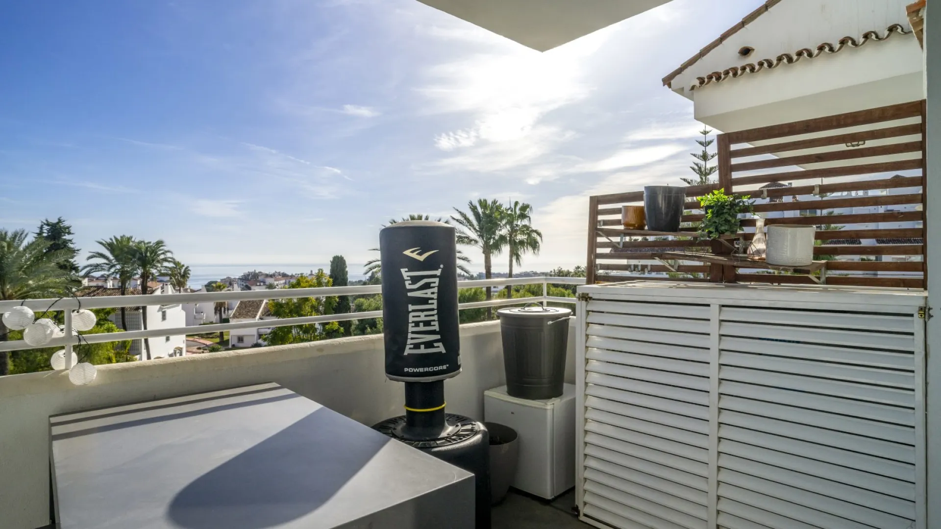 3 bedrooms Royal Gardens apartment for sale