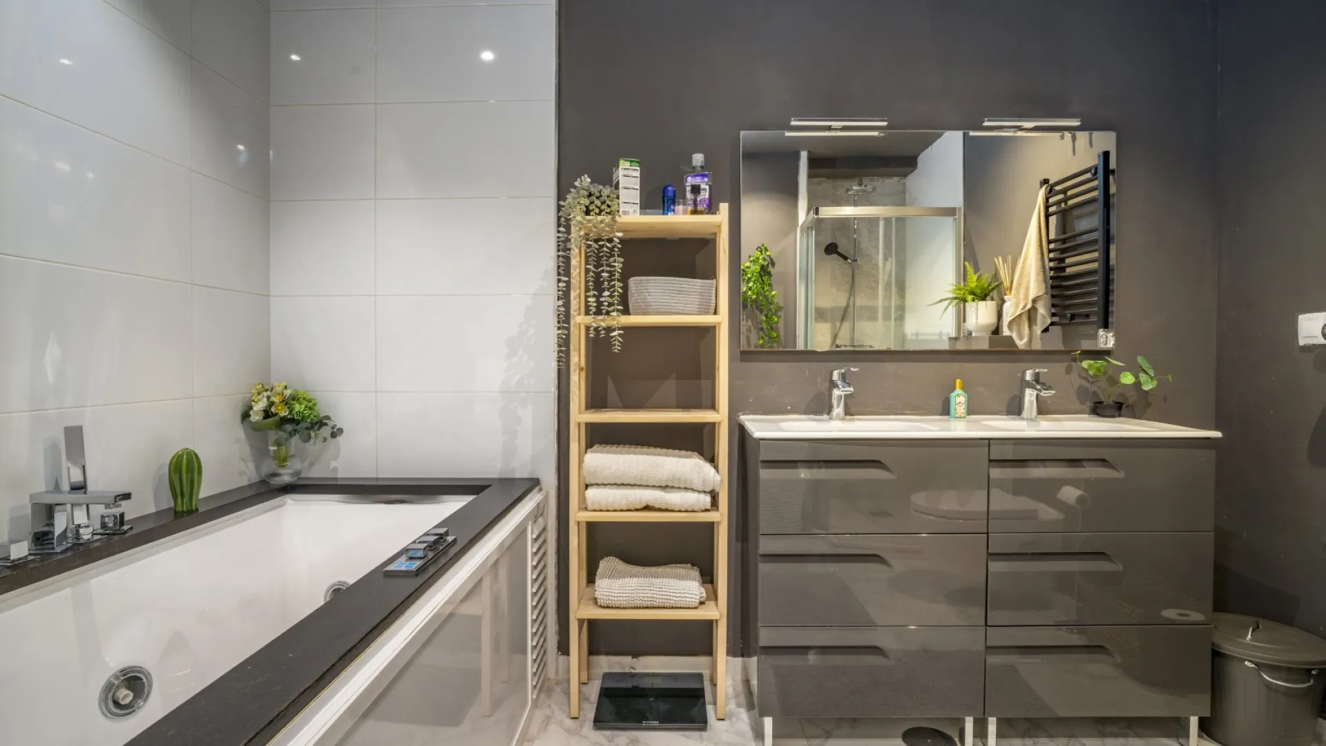 3 bedrooms Royal Gardens apartment for sale
