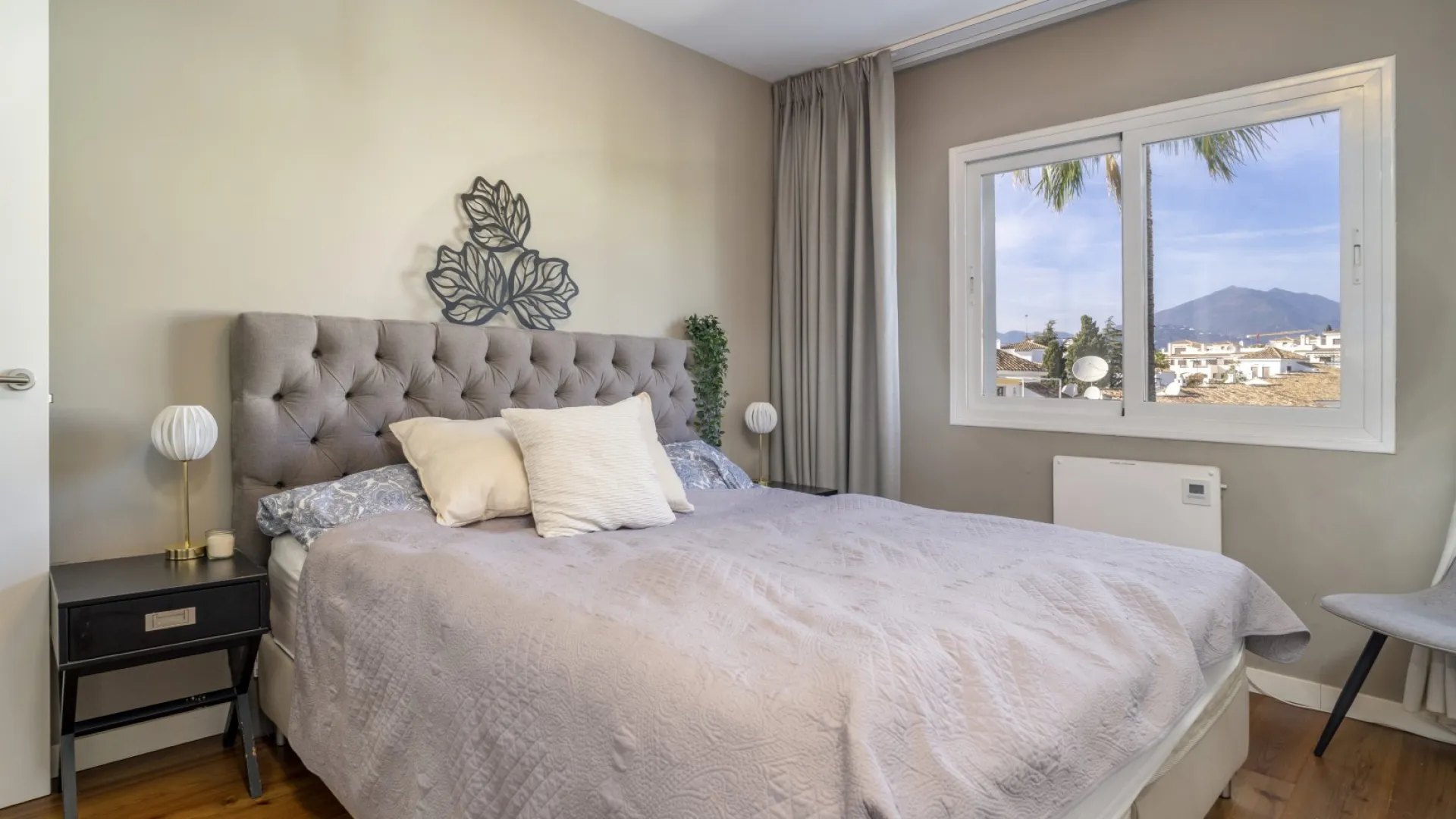 3 bedrooms Royal Gardens apartment for sale