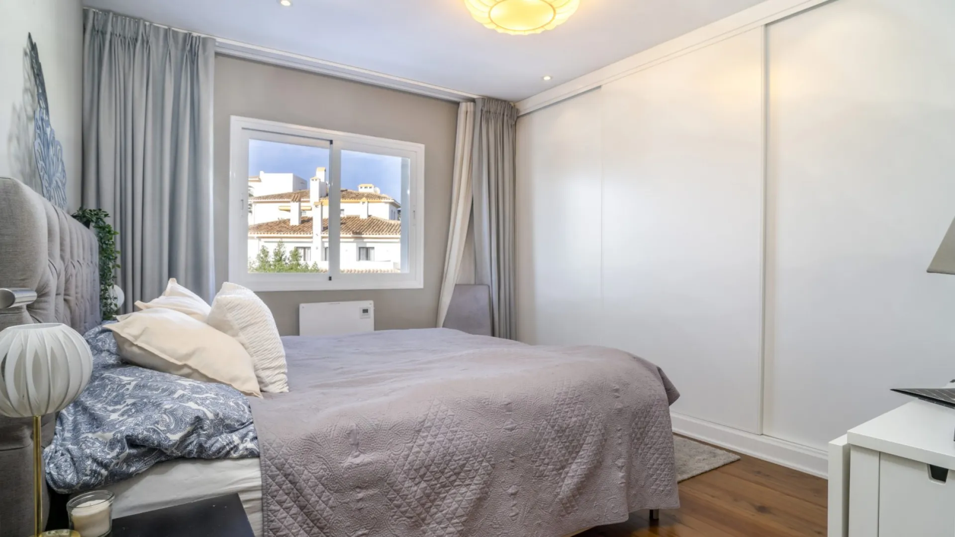 3 bedrooms Royal Gardens apartment for sale