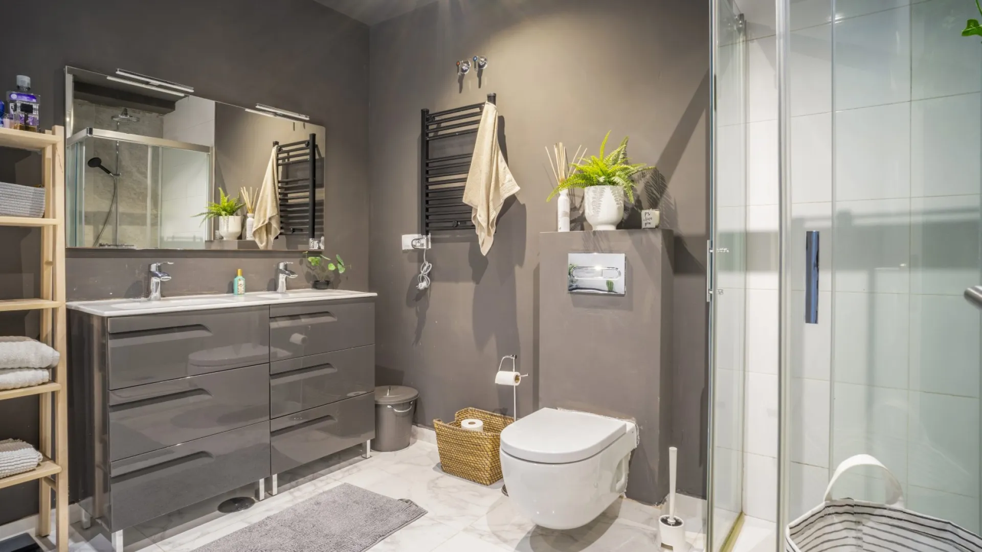 3 bedrooms Royal Gardens apartment for sale