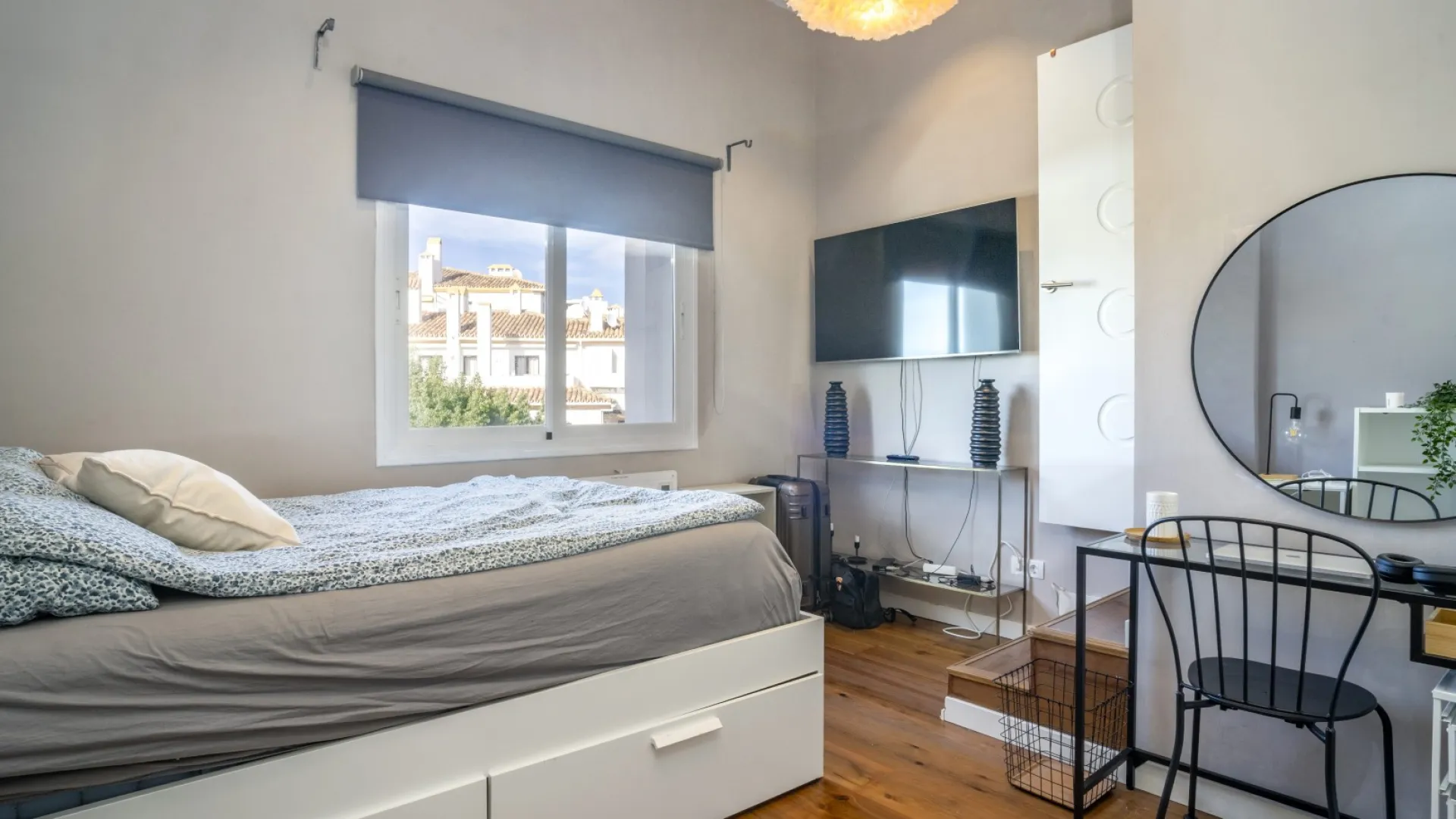 3 bedrooms Royal Gardens apartment for sale