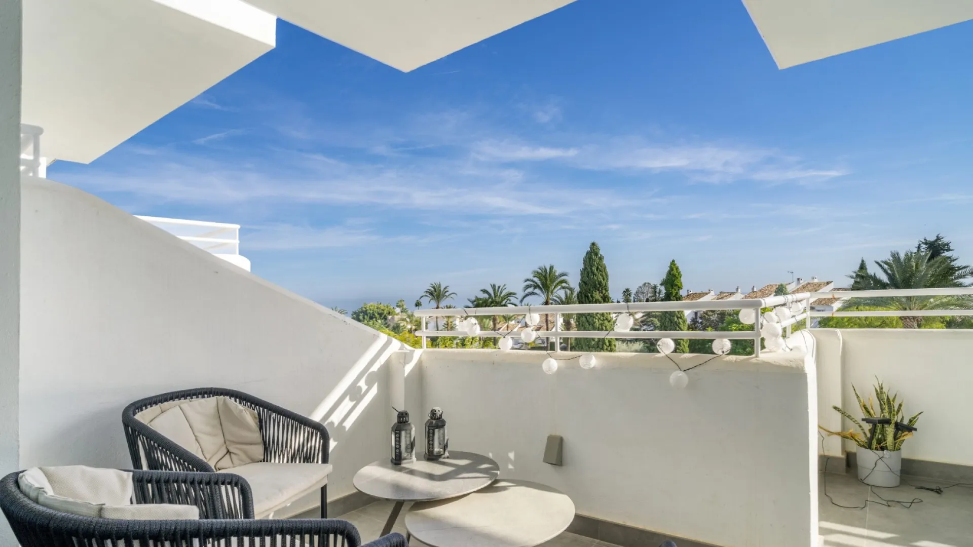 3 bedrooms Royal Gardens apartment for sale