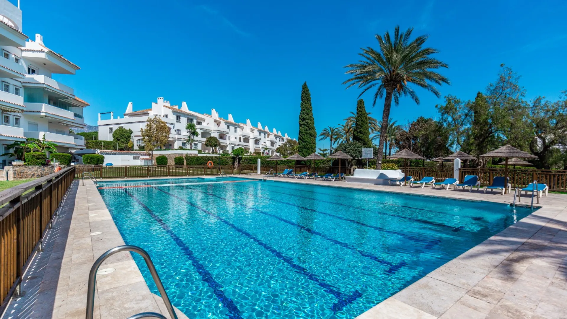 3 bedrooms Royal Gardens apartment for sale