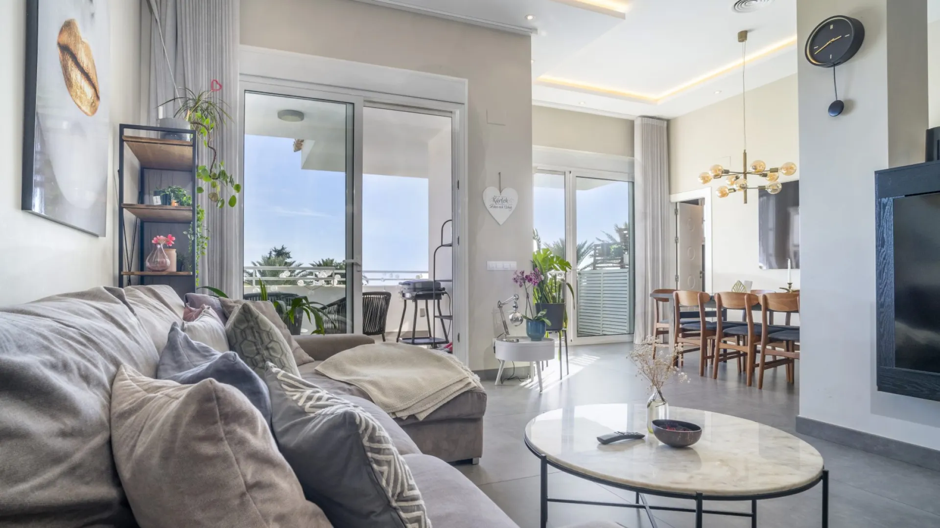 3 bedrooms Royal Gardens apartment for sale