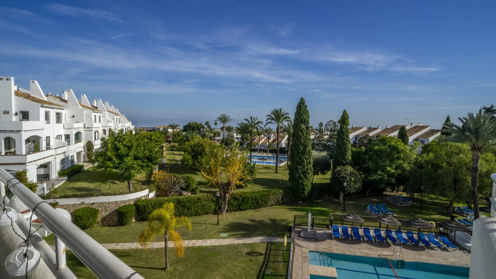 3 bedrooms Royal Gardens apartment for sale