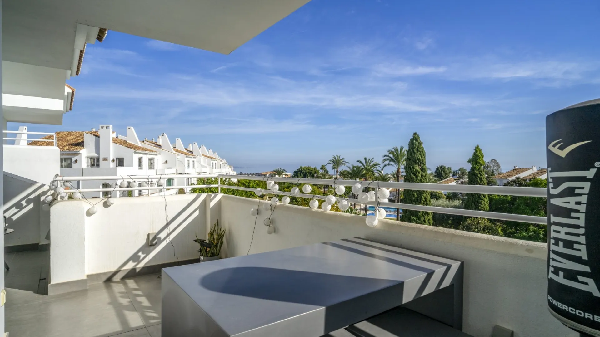 3 bedrooms Royal Gardens apartment for sale