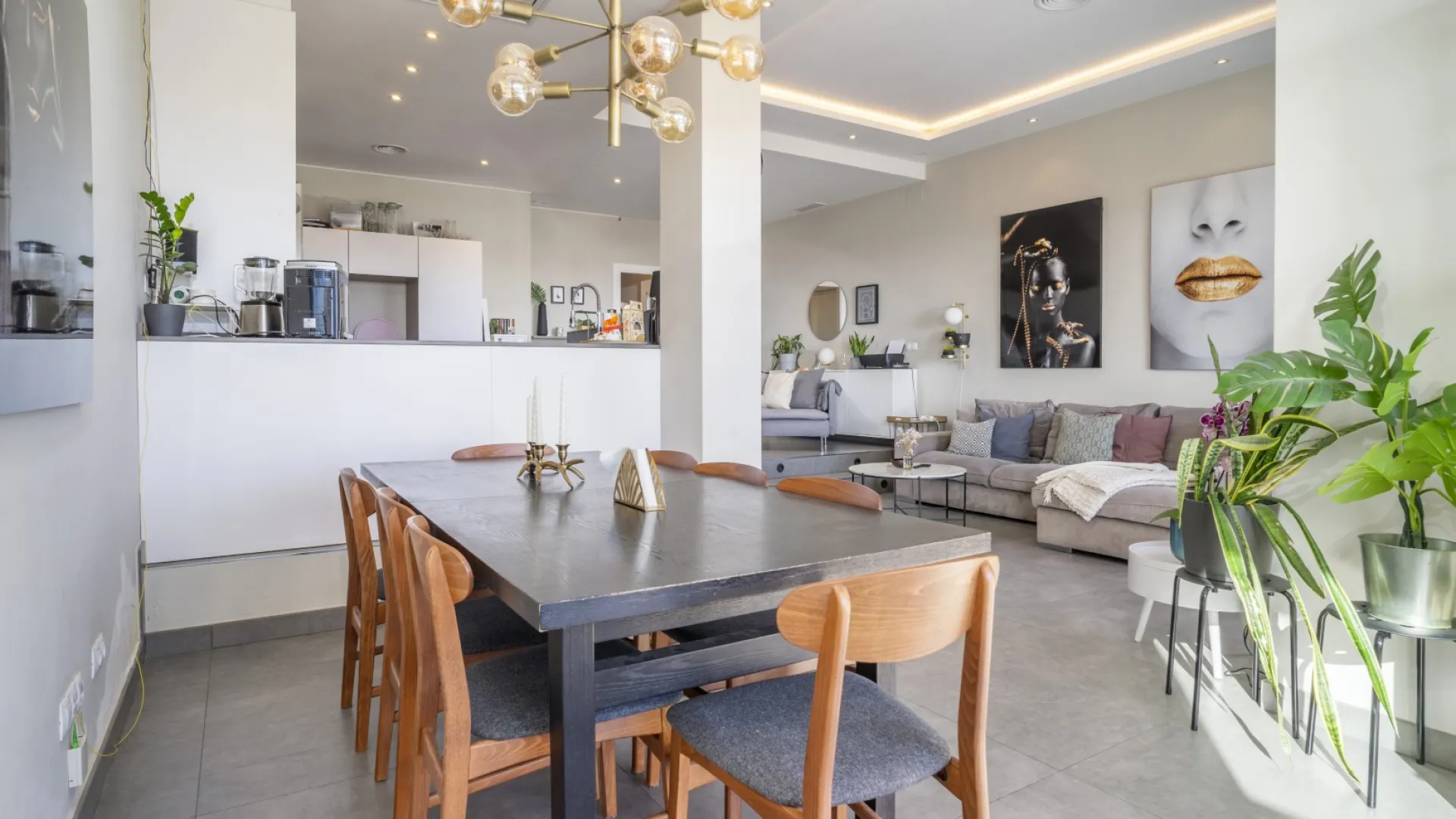 3 bedrooms Royal Gardens apartment for sale