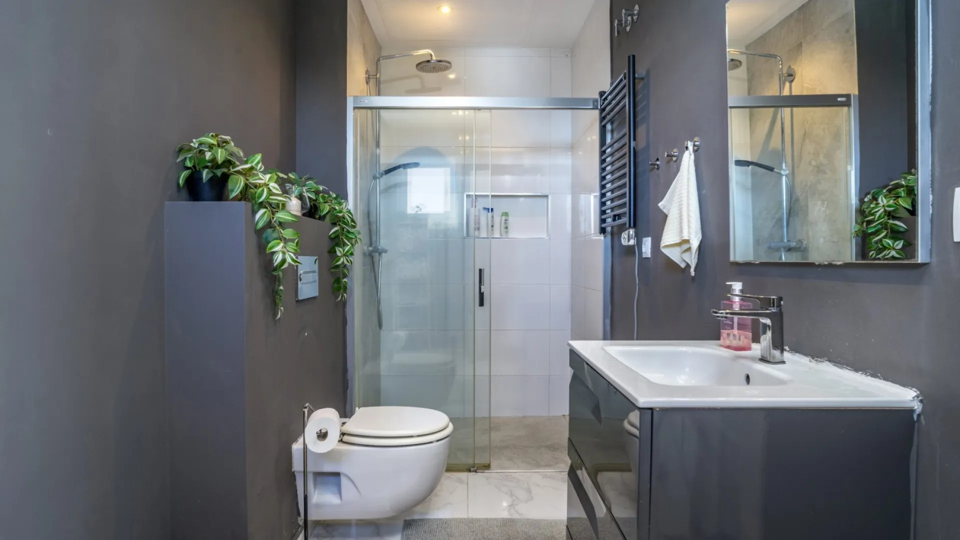 3 bedrooms Royal Gardens apartment for sale