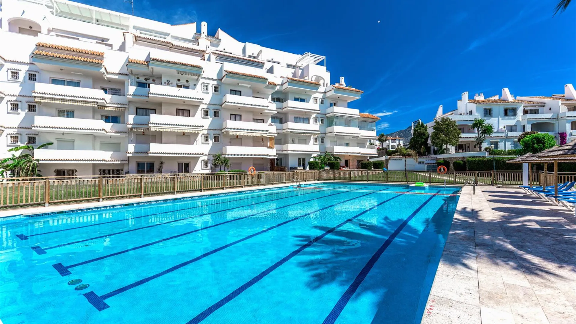 3 bedrooms Royal Gardens apartment for sale