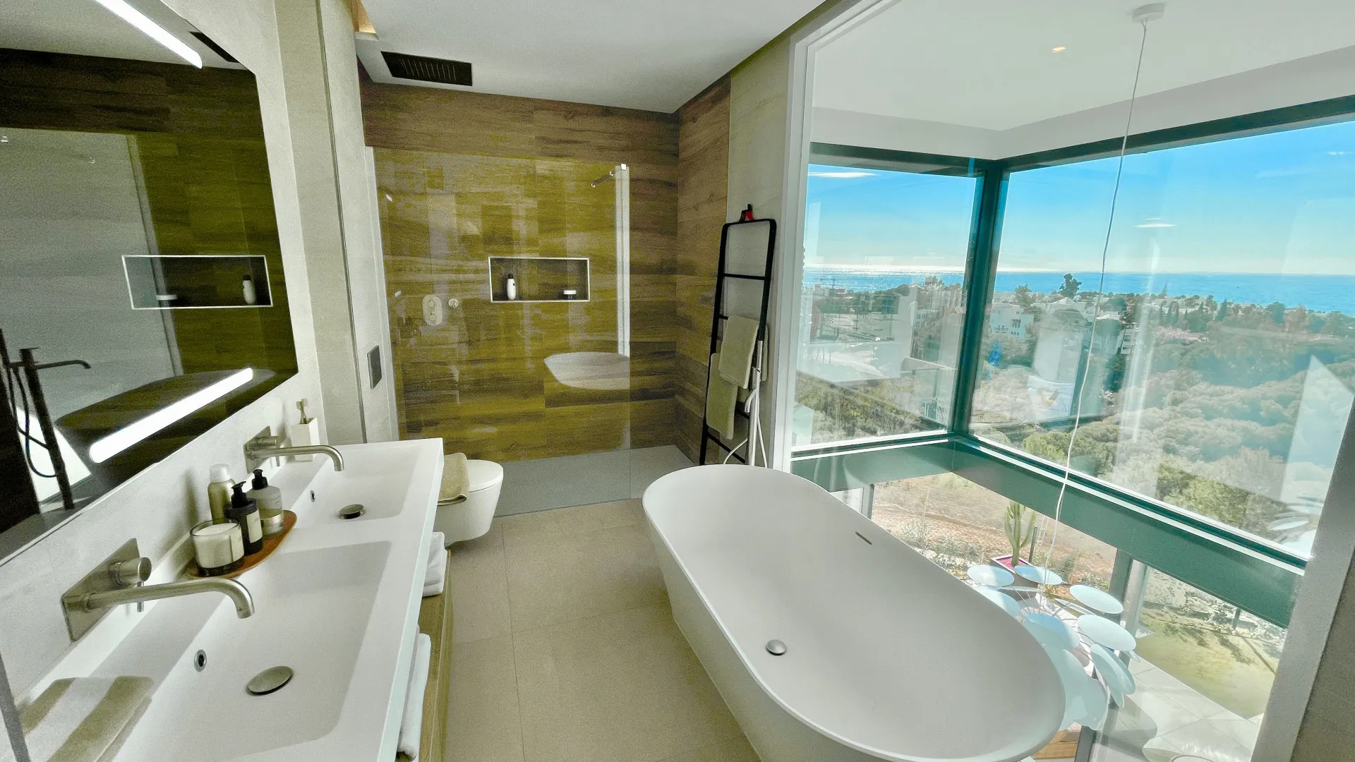 For sale semi detached villa with 6 bedrooms in Rio Real