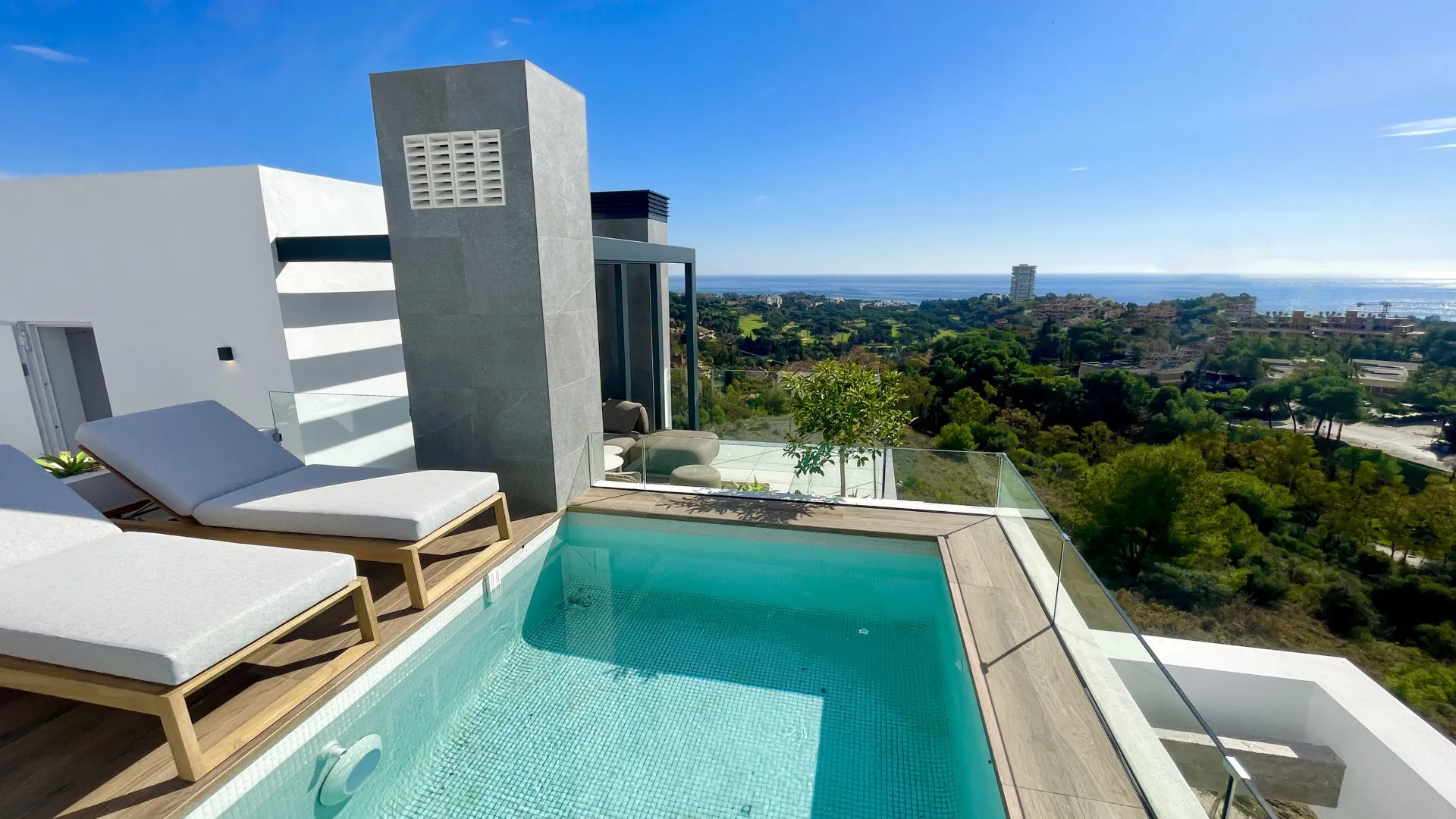 For sale semi detached villa with 6 bedrooms in Rio Real