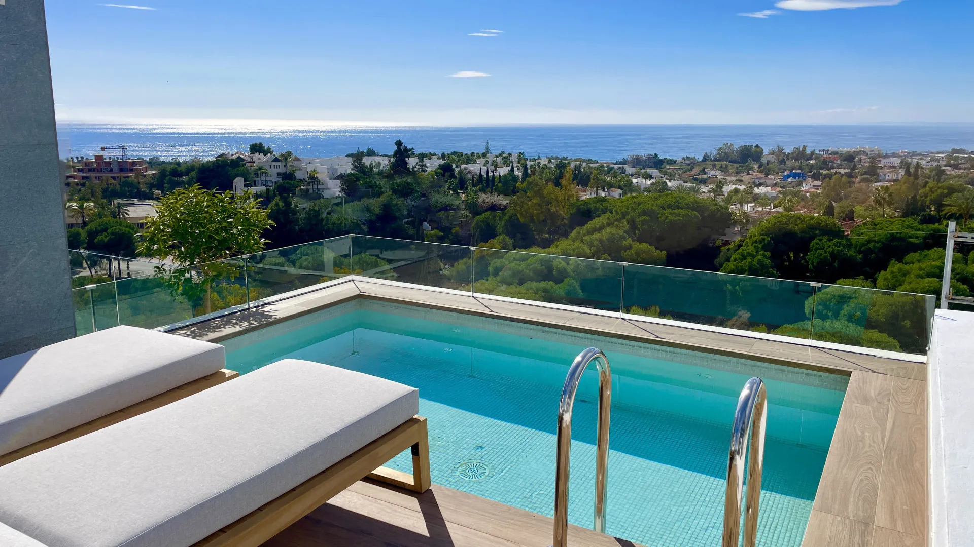 For sale semi detached villa with 6 bedrooms in Rio Real