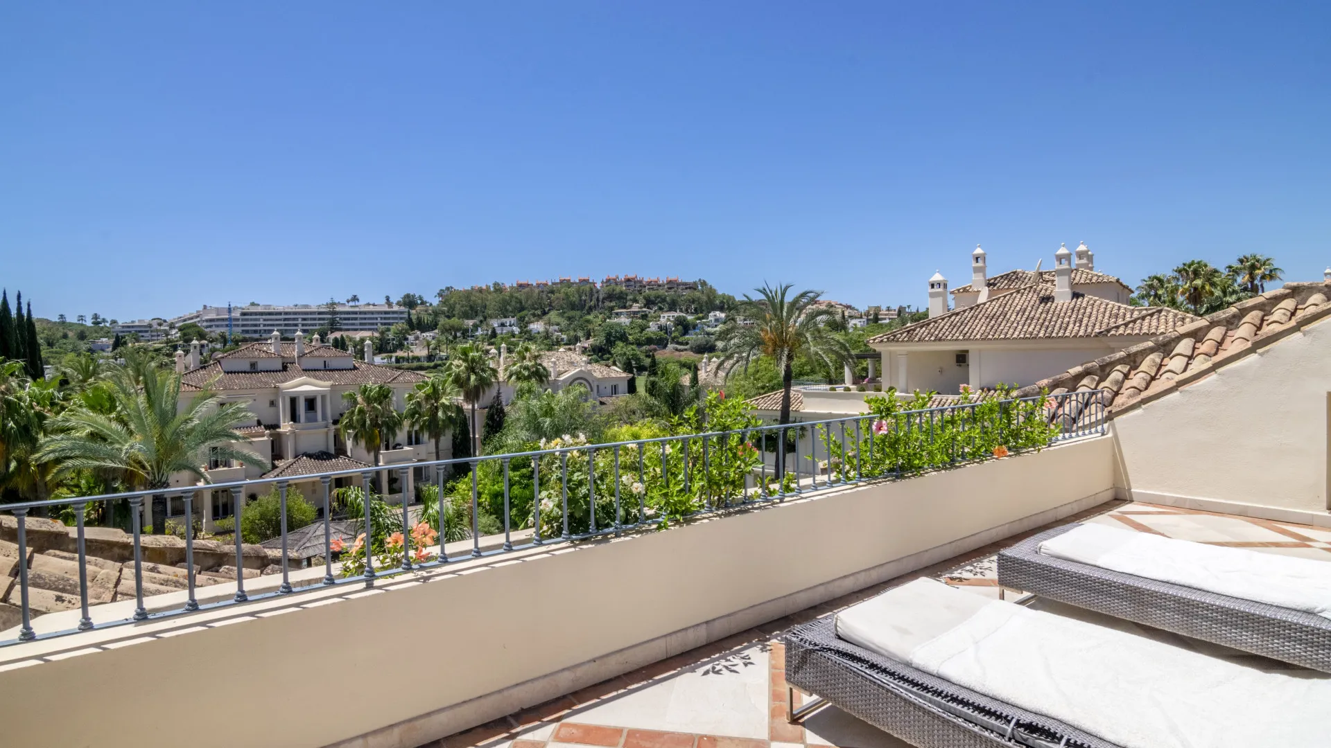 Buy duplex penthouse in Las Alamandas