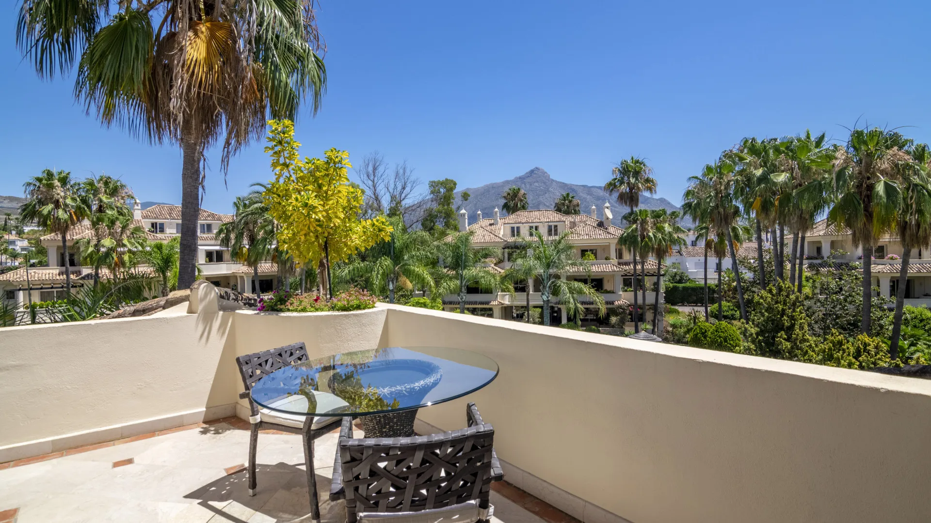 Buy duplex penthouse in Las Alamandas