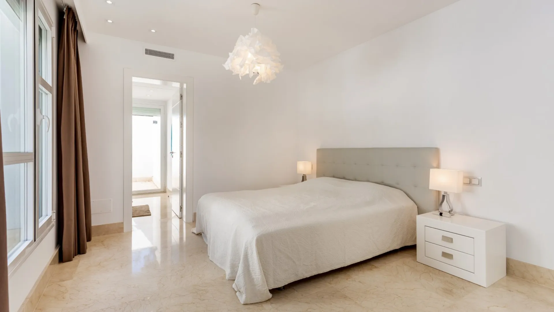 Comprar villa con 6 dormitorios en Las Brisas