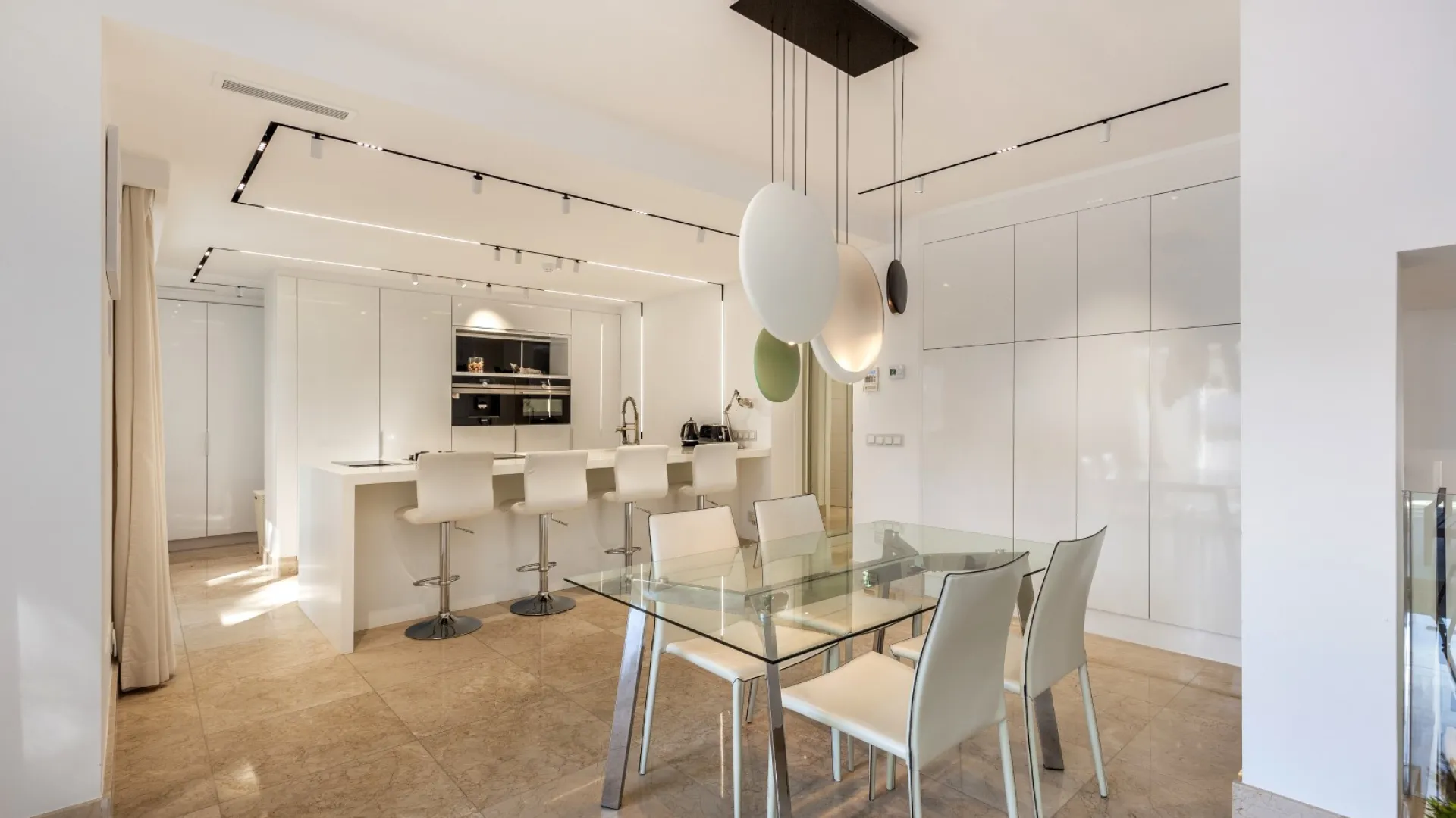 Comprar villa con 6 dormitorios en Las Brisas