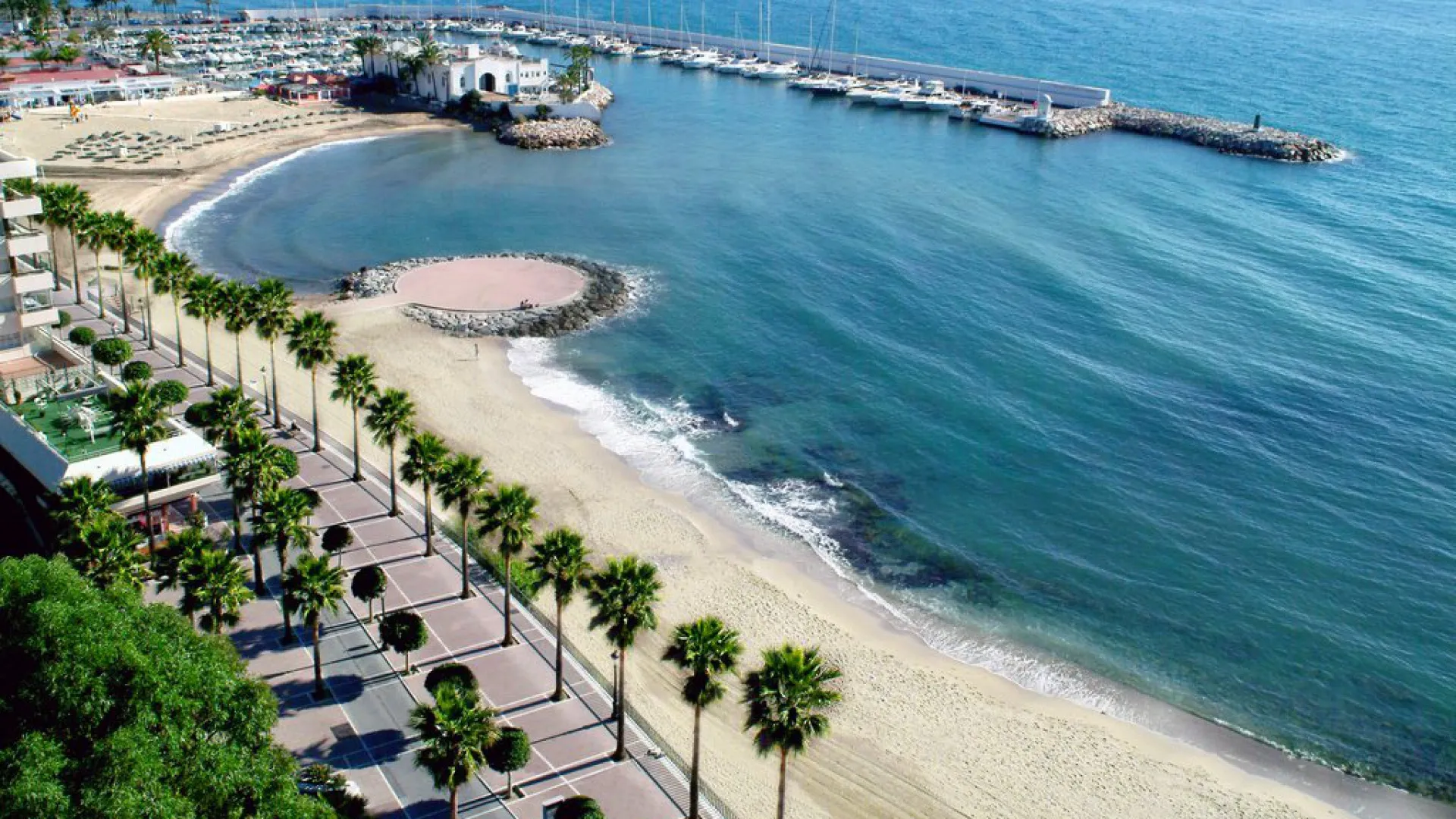 Villa con 4 dormitorios en venta en Selwo