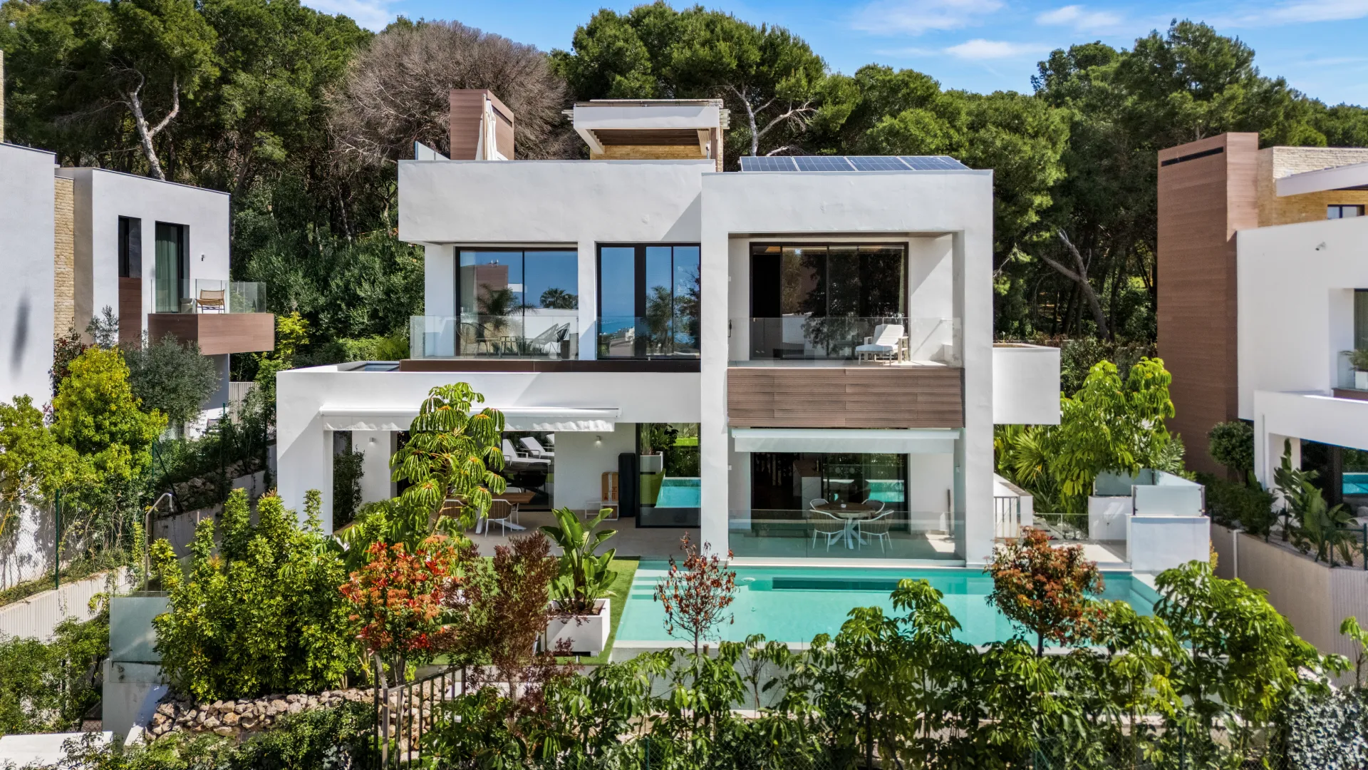 Buy 4 bedrooms villa in Golden Mile