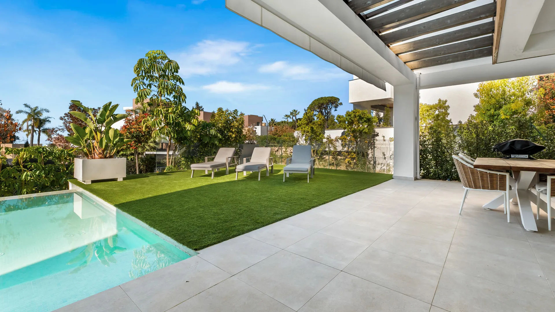 Buy 4 bedrooms villa in Golden Mile