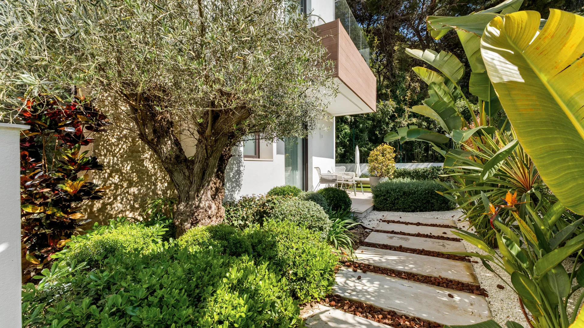 Buy 4 bedrooms villa in Golden Mile