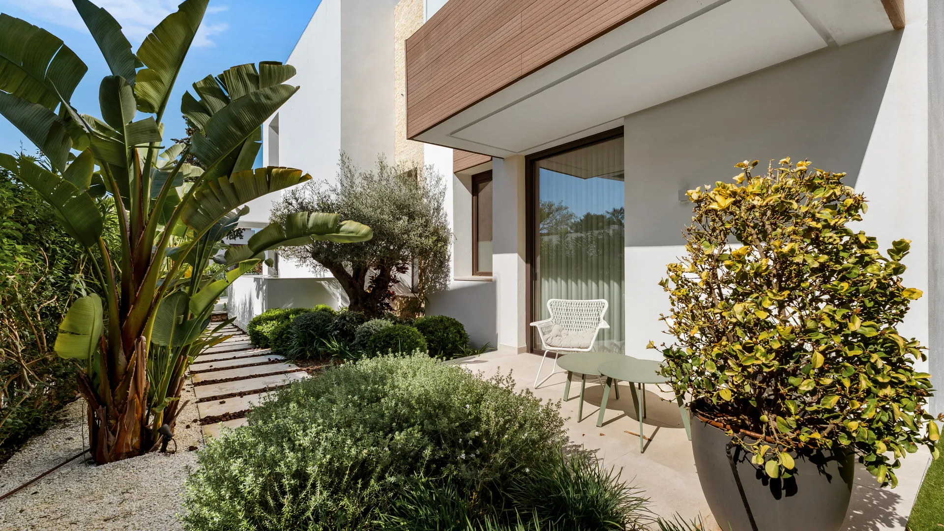Buy 4 bedrooms villa in Golden Mile