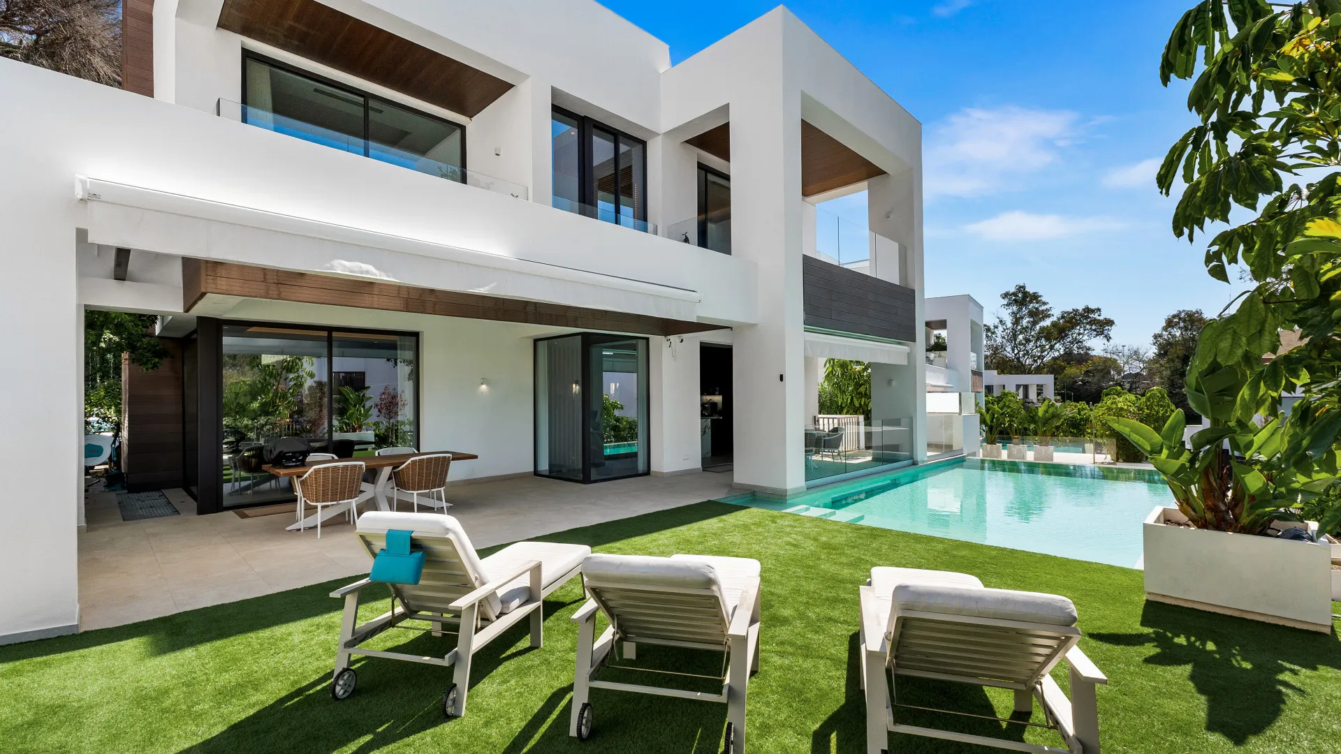 Buy 4 bedrooms villa in Golden Mile