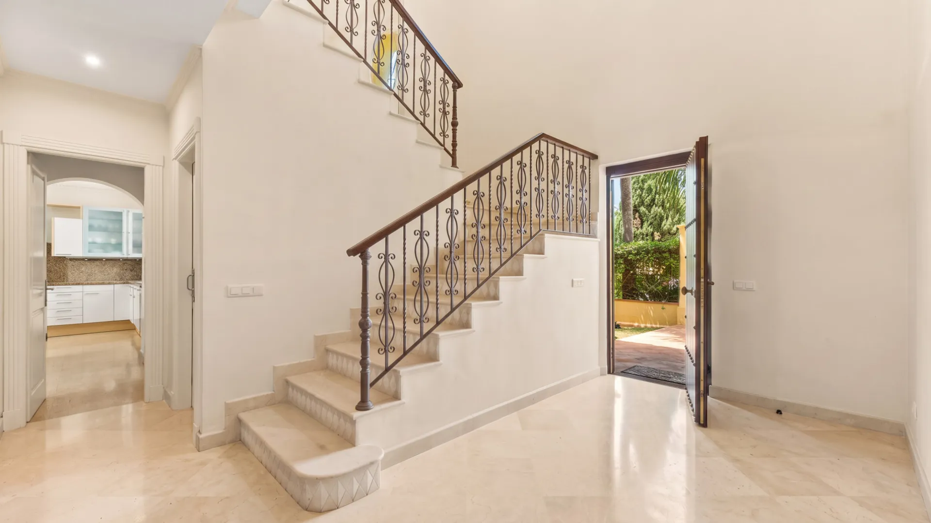 4 bedrooms villa for sale in Nueva Andalucia