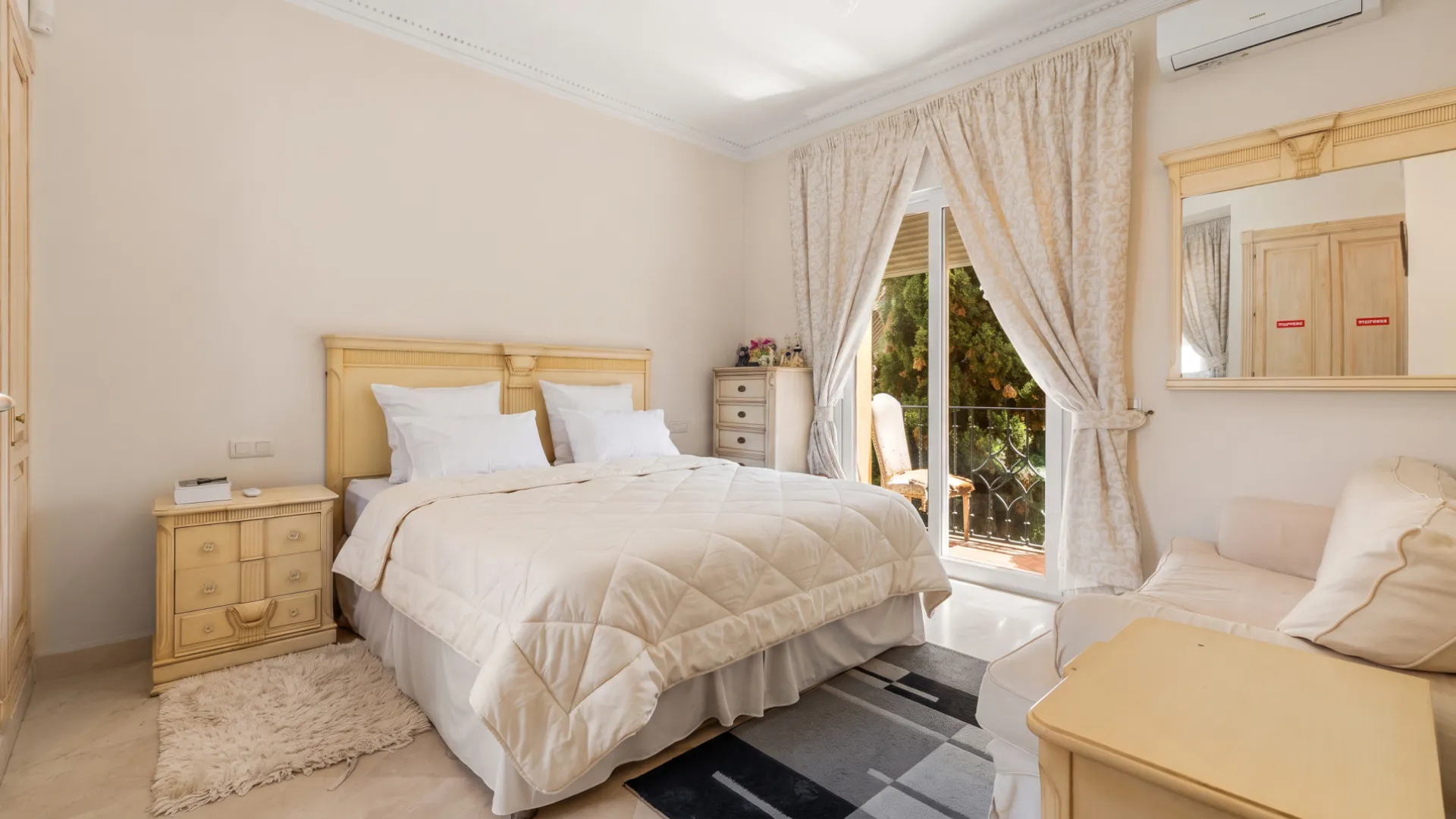 4 bedrooms villa for sale in Nueva Andalucia