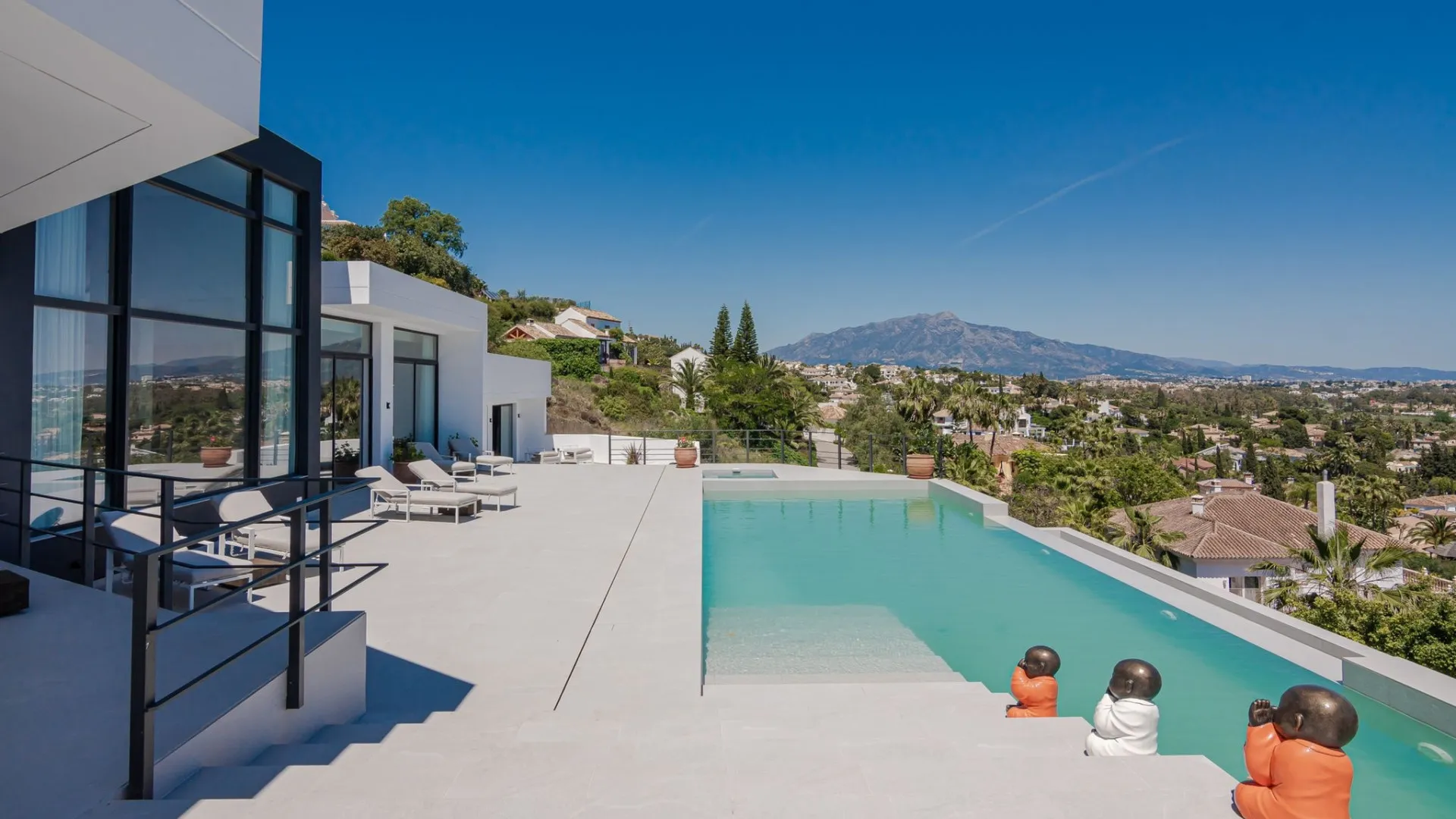 For sale Paraiso Alto villa with 6 bedrooms